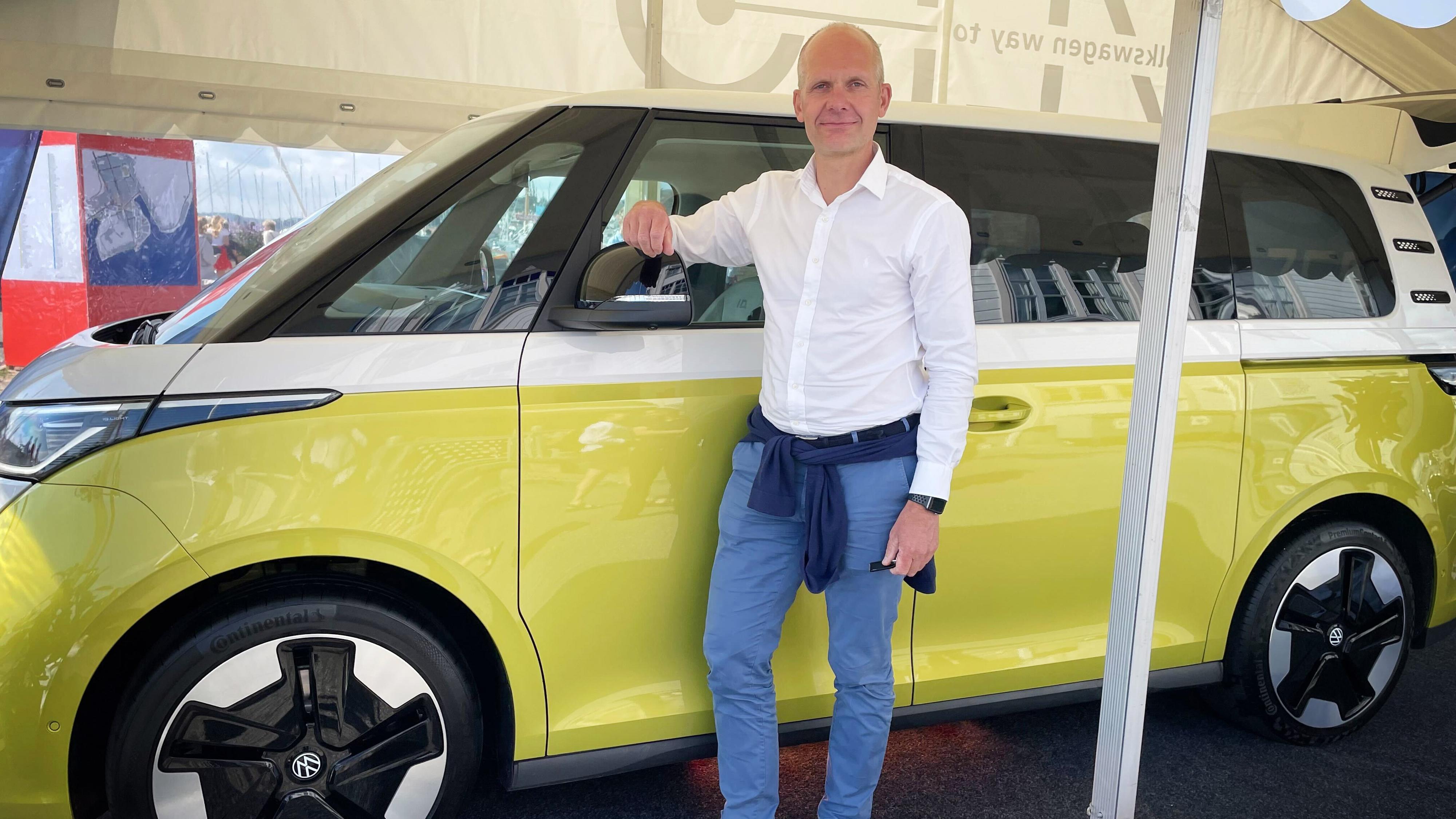 Harald A. Møller-sjef Ulf Tore Hekneby varsler at de kun vil selge el-personbiler fra Volkswagen fra og med 1. januar 2024. Her med selskapets foreløpig siste nye modell: ID. Buzz. 