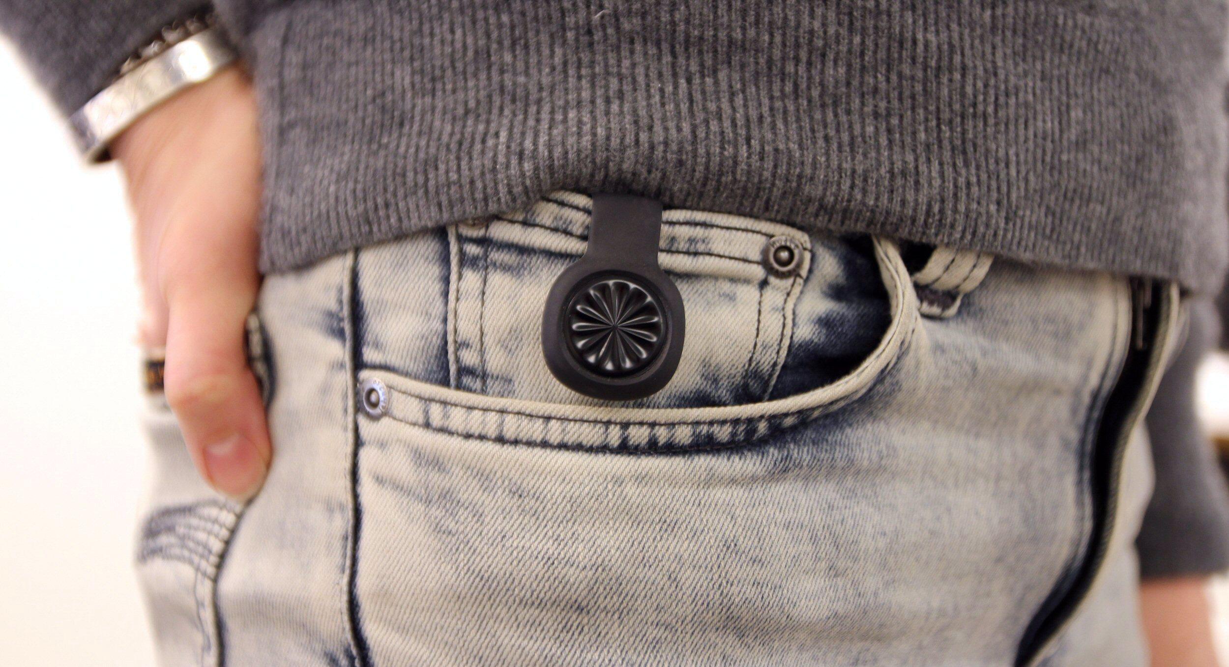 Jawbone UP Move kan eksempelvis festes i en bukselomme. Foto: Vegar Jansen, Tek.no
