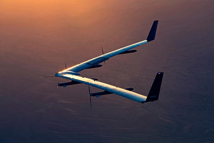 Facebooks digre internettdrone skal kunne fly og fly og fly - med strøm fra solcellepanelene på vingene. Bilde: Facebook