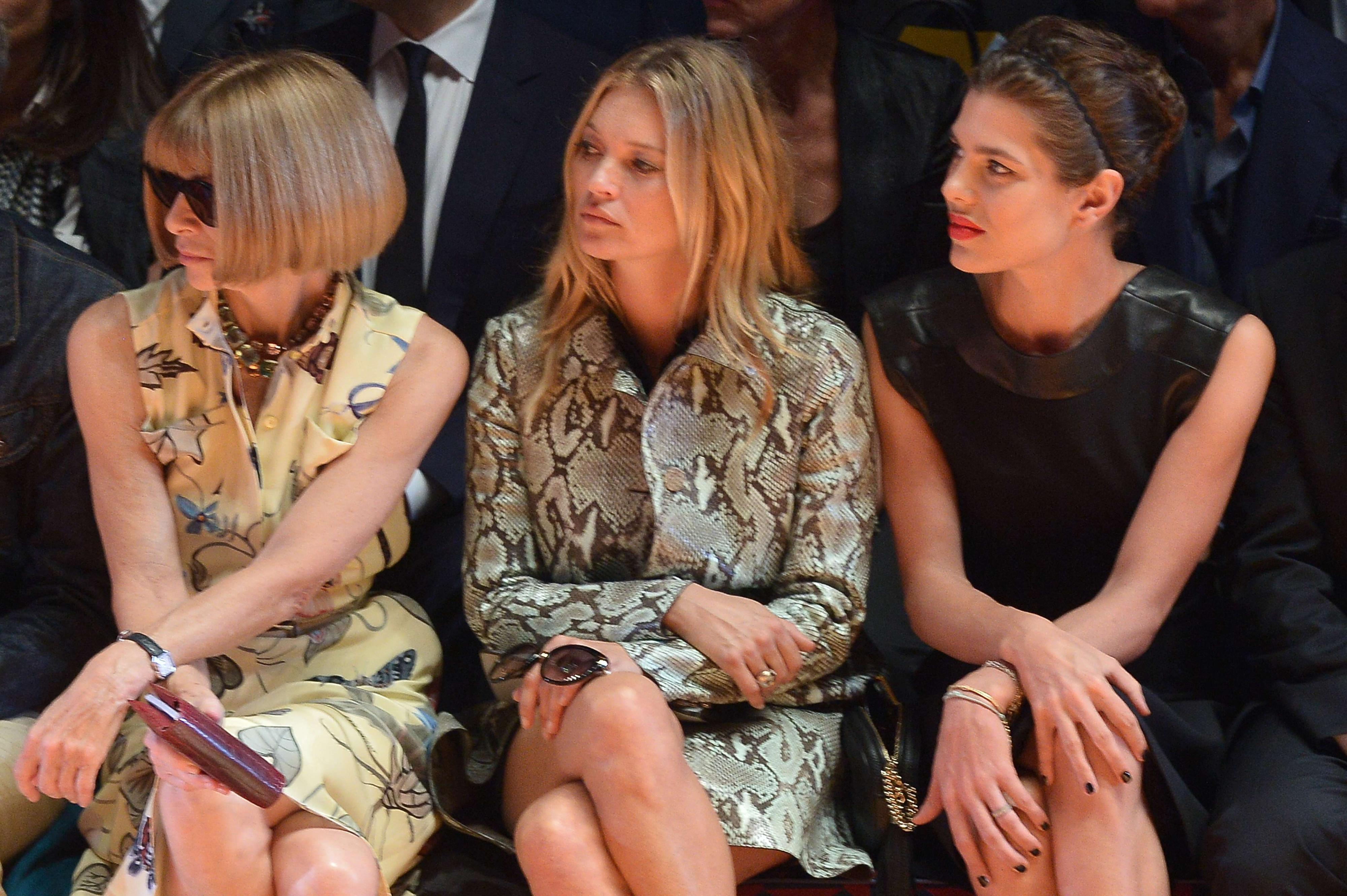  Vogue-redaktør Anna Wintour, modell Kate Moss og Charlotte Casiraghi på første rad under visningen til Gucci vår/sommer 2015 i Milano september 2014.