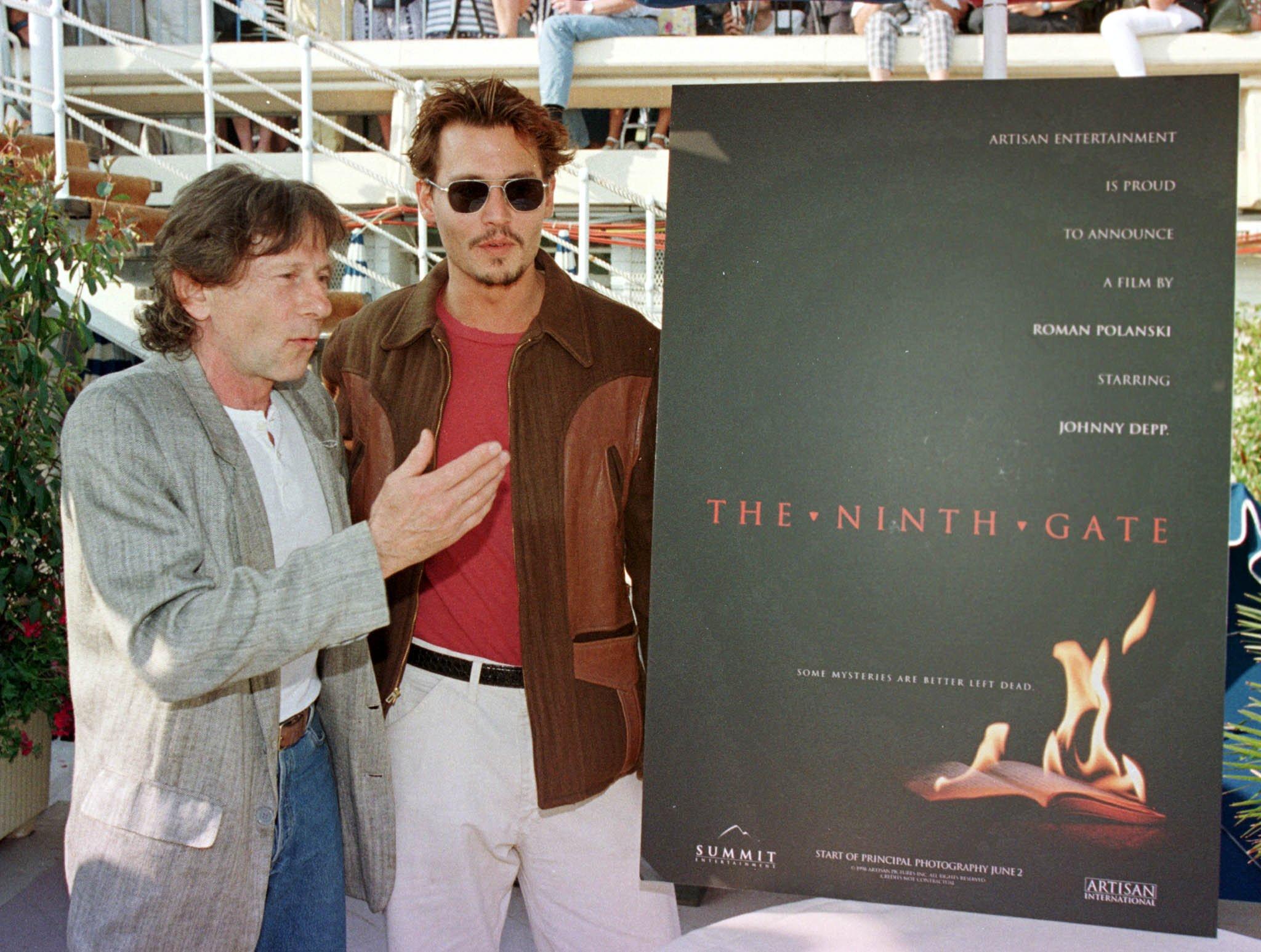 AVSLAPPET: Depp tok i bruk hvit bukse, rød T-skjorte og en brun jakke for å promotere filmen «The Ninth Gate».