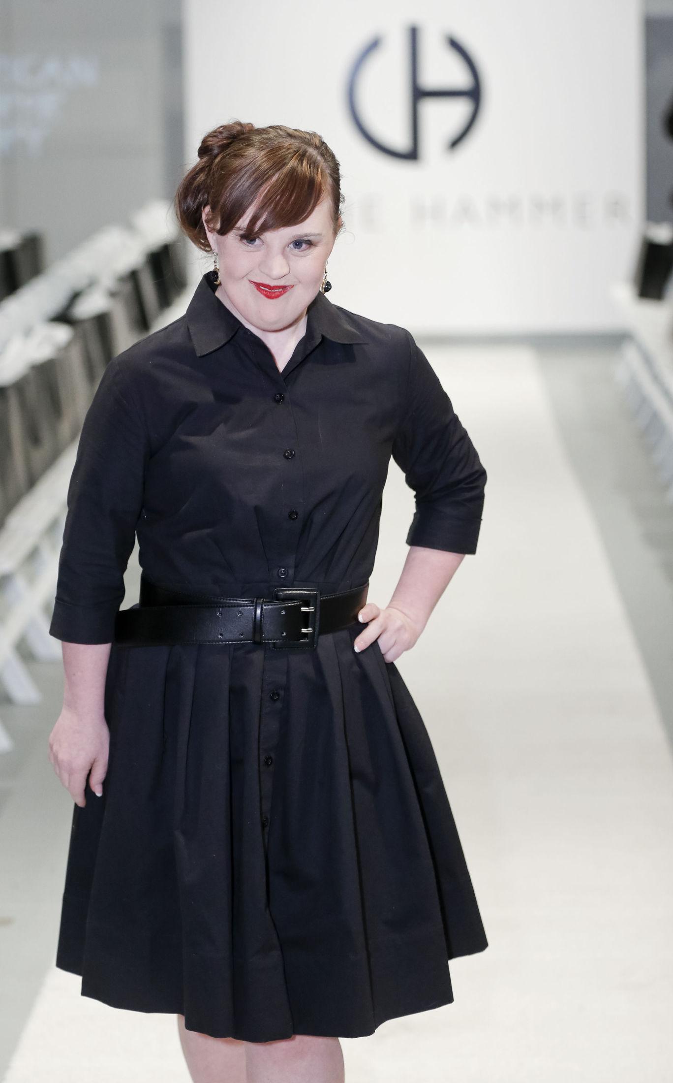 ROLLEMODELL: Jamie Brewer på designeren Carrie Hammers visning under New York Fashion week i februar. Foto: GETTY IMAGES