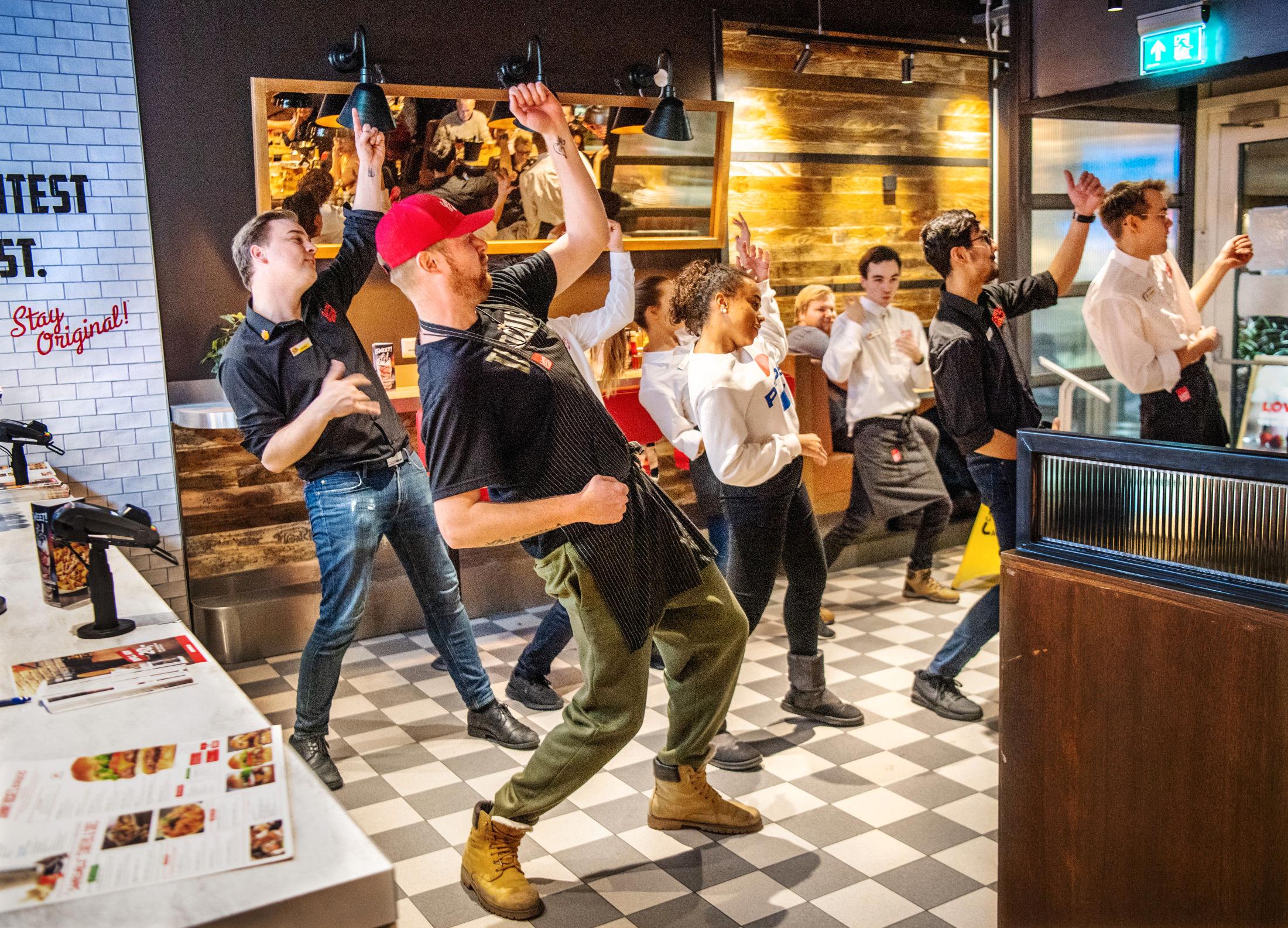 UNDERHOLDNING: De ansatte på Johnny Rockets gir en danseoppvisning. Foto: Helge Mikalsen/VG