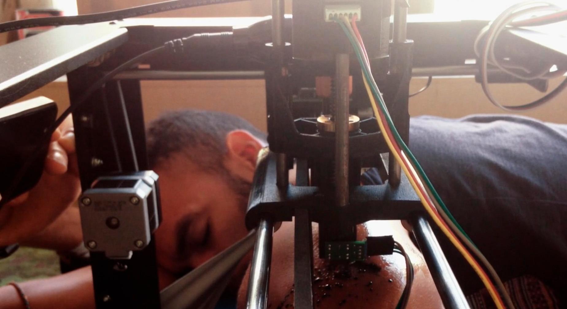 Johan Da Silveira får en tatovering av en MakerBot-maskin. (Skjermdump: Vimeo video)