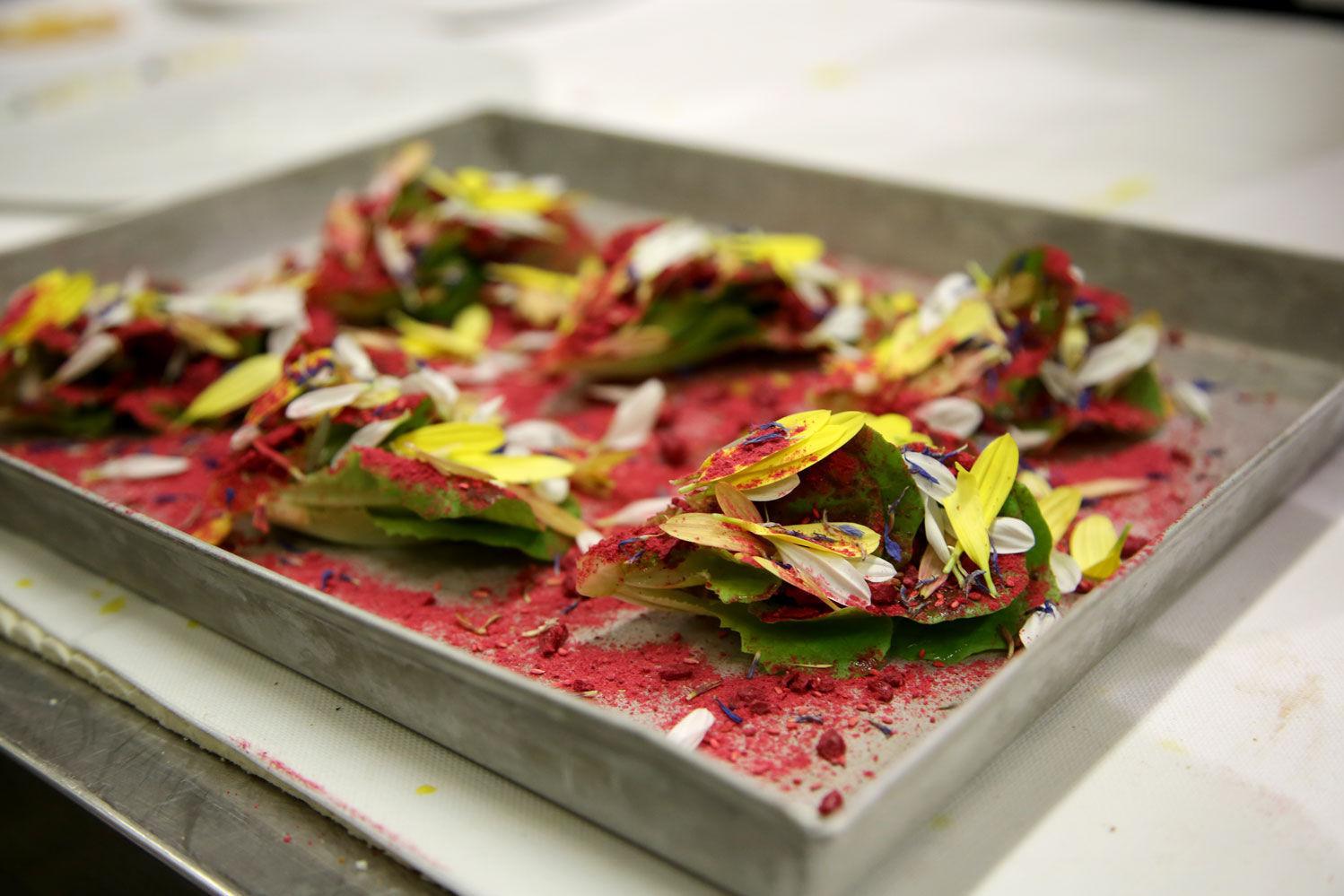 FRA KJØKKENET: Massimos Cæsar-salat in the making. Foto: Helle Øder Valebrokk.