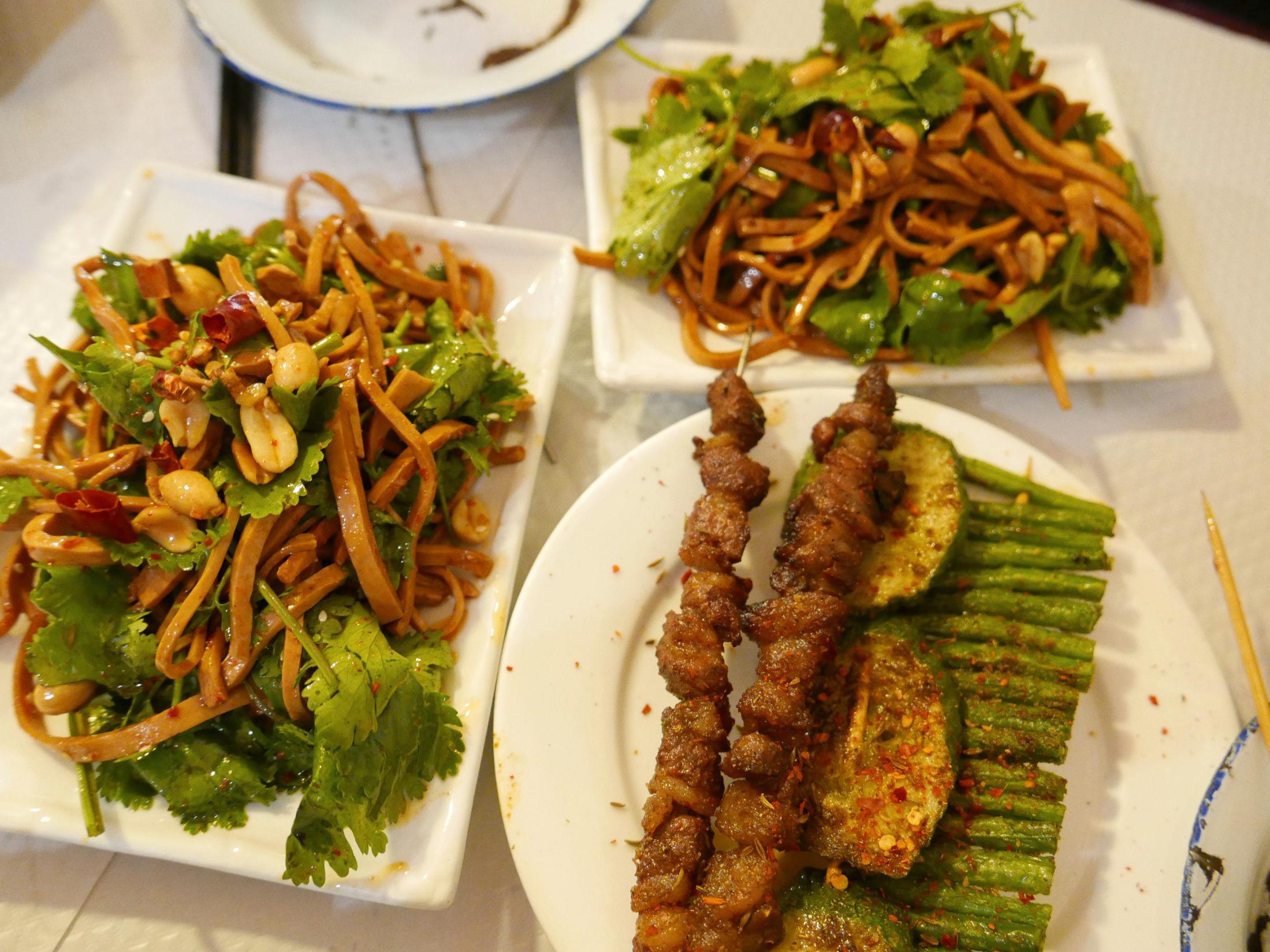GREASY CHINESE: Den kinesiske nabolagsrestauranten Chez Nan Chang har blitt en ukentlig hang-up hos mange parisere. Maten de serverer er fullstendig avhengighetsskapende! Foto: Nora thorp Bjørnstad/VG