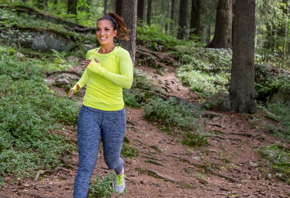 UT PÅ TUR: En løpetur i skogen kan være en treningsøkt både på fridager og etter jobb.