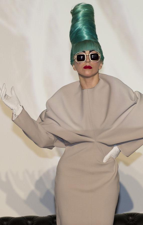 HEI SVEIS: Lady Gaga bytter frisyre like ofte som andre bytter sko. her med grønt hår i 2011. Foto: Getty Images/All Over Press