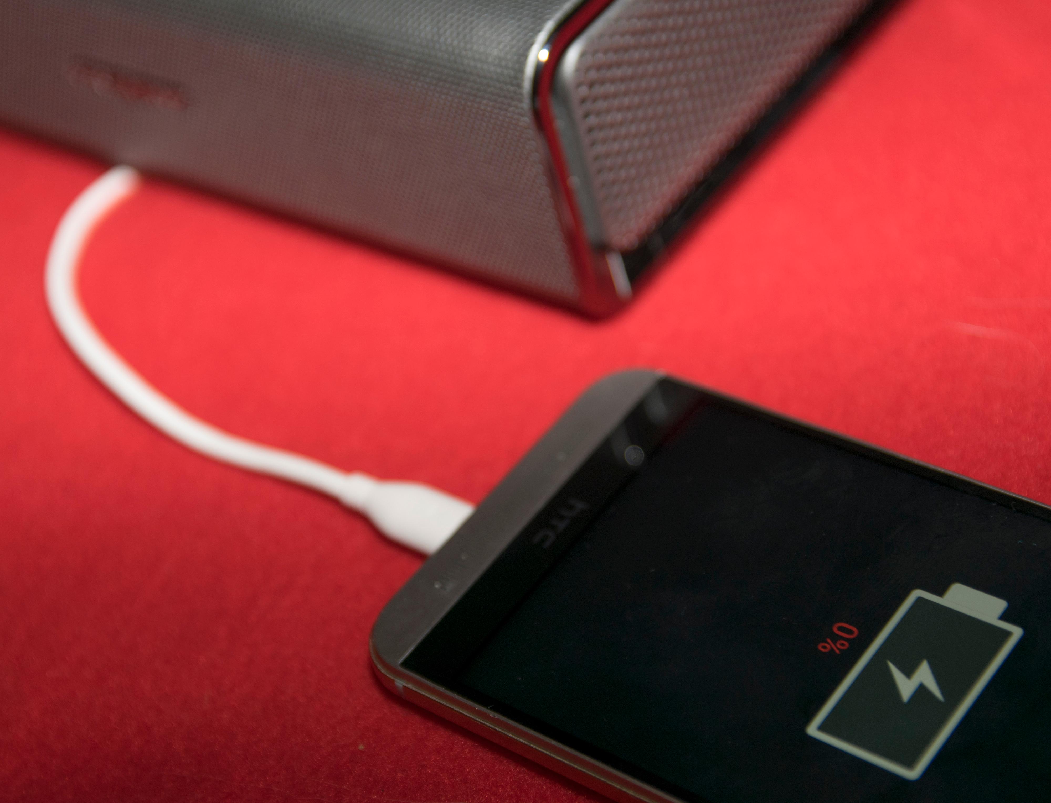Du kan bruke Sound Blaster Roar til å lade mobilen din om den er tom for strøm. Batteriet er på 6000 mAh, noe som burde gi både en full mobillading og mange timer musikk ved siden av. Foto: Finn Jarle Kvalheim, Tek.no