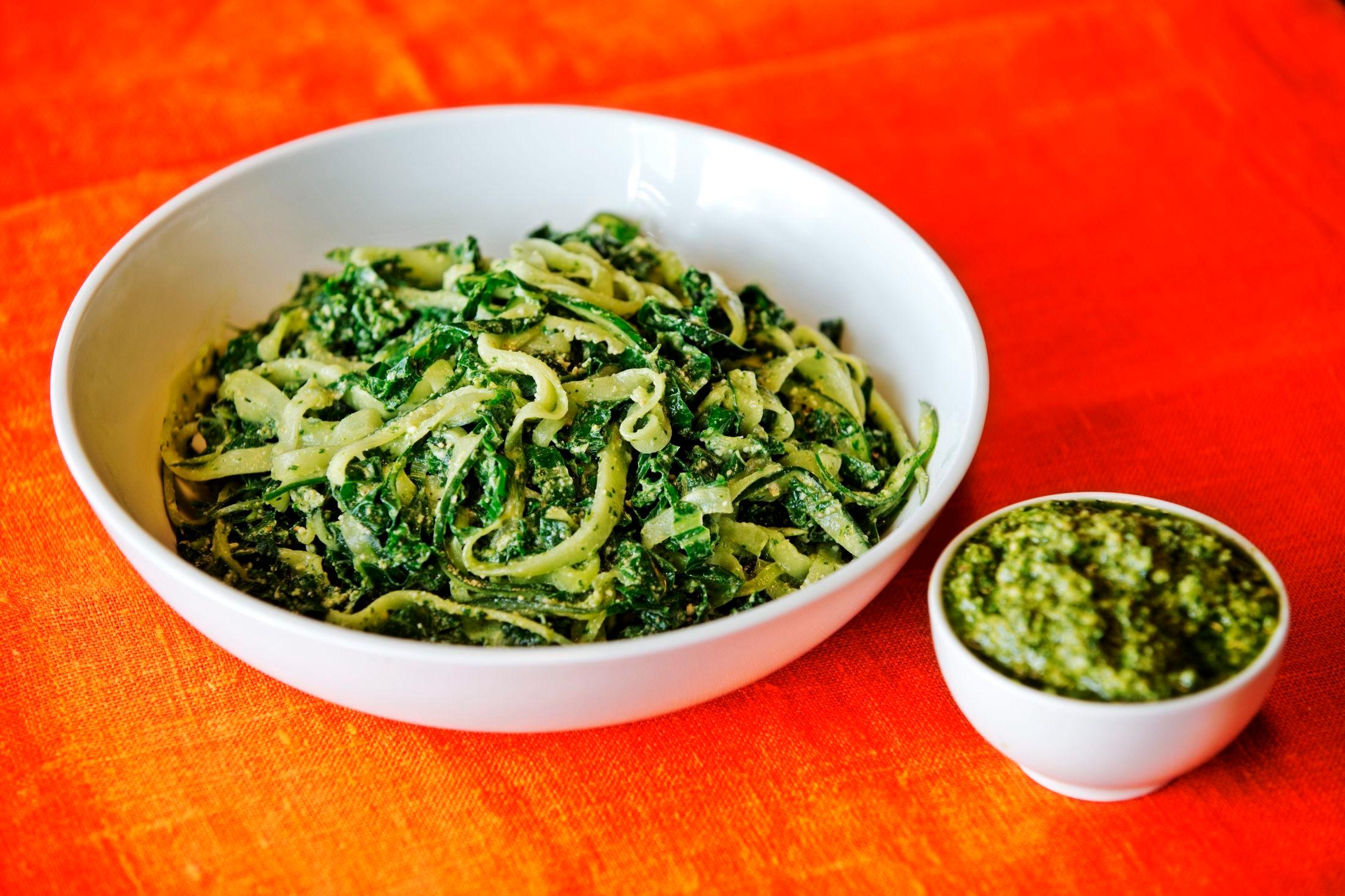 GRØNT ER SKJØNT: Hva med grønnkål- og agurkspagetti med grønnkålpesto til lunsj i helgen?