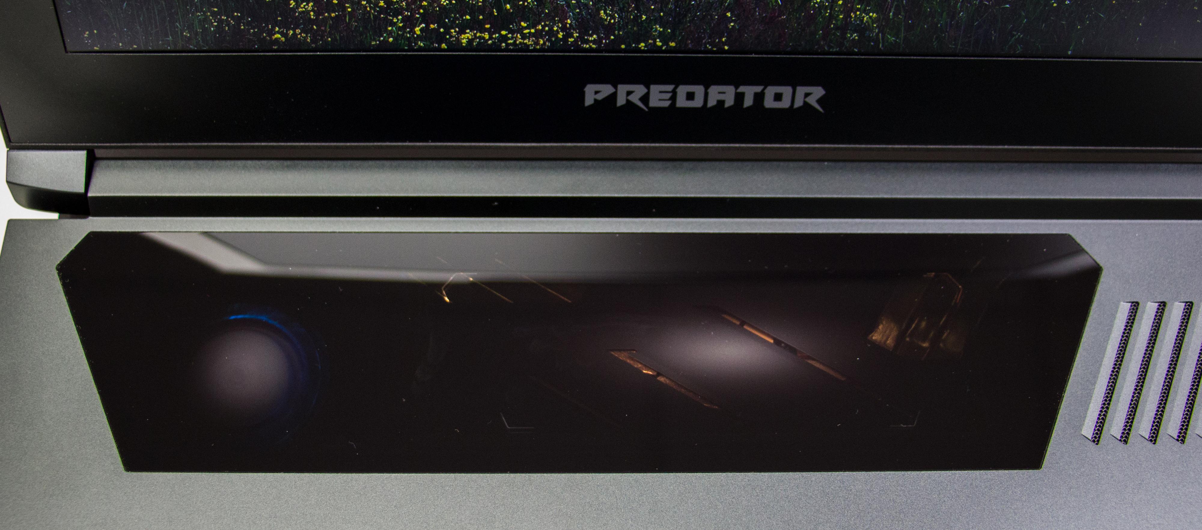 Du kan så vidt se markørene som viser hvor glassflaten registrerer fingerbevegelsene dine hos Triton 700. Legg også merke til det nedtonede, men stilige blå led-lyset i kjøleviften til venstre. Bilde: Anders Brattensborg Smedsrud, Tek.no
