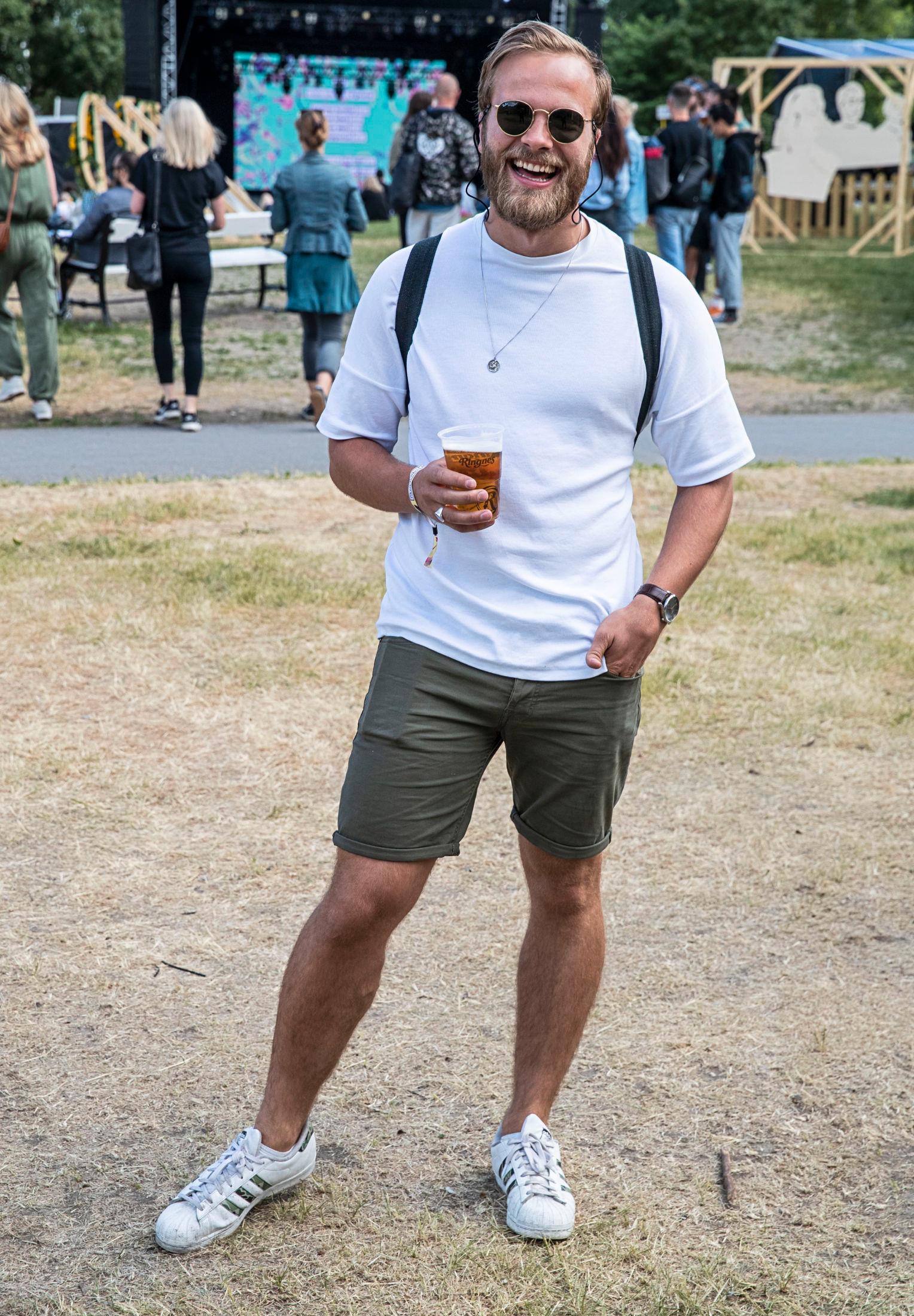 ADIDAS: Simon Wroldsen (23) kledd i T-skjorte fra COS og klassiske sneakers fra Adidas. Foto: Hallgeir Vågenes/VG