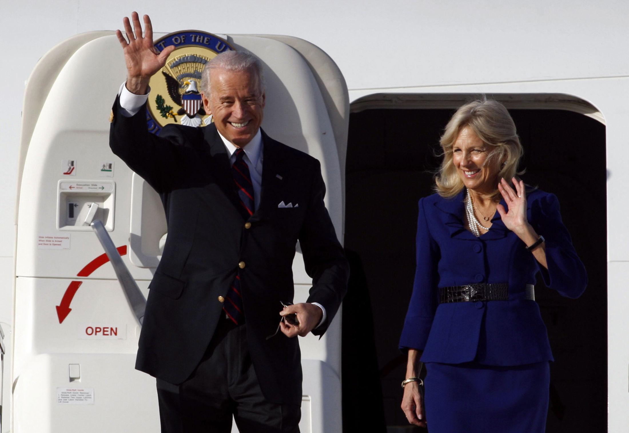 BLAZEREN PÅ: Jill Biden i 2010 i det som må kunne kalles hennes signatur-antrekk: drakt med blazer over. Foto: Baz Ratner/AFP.