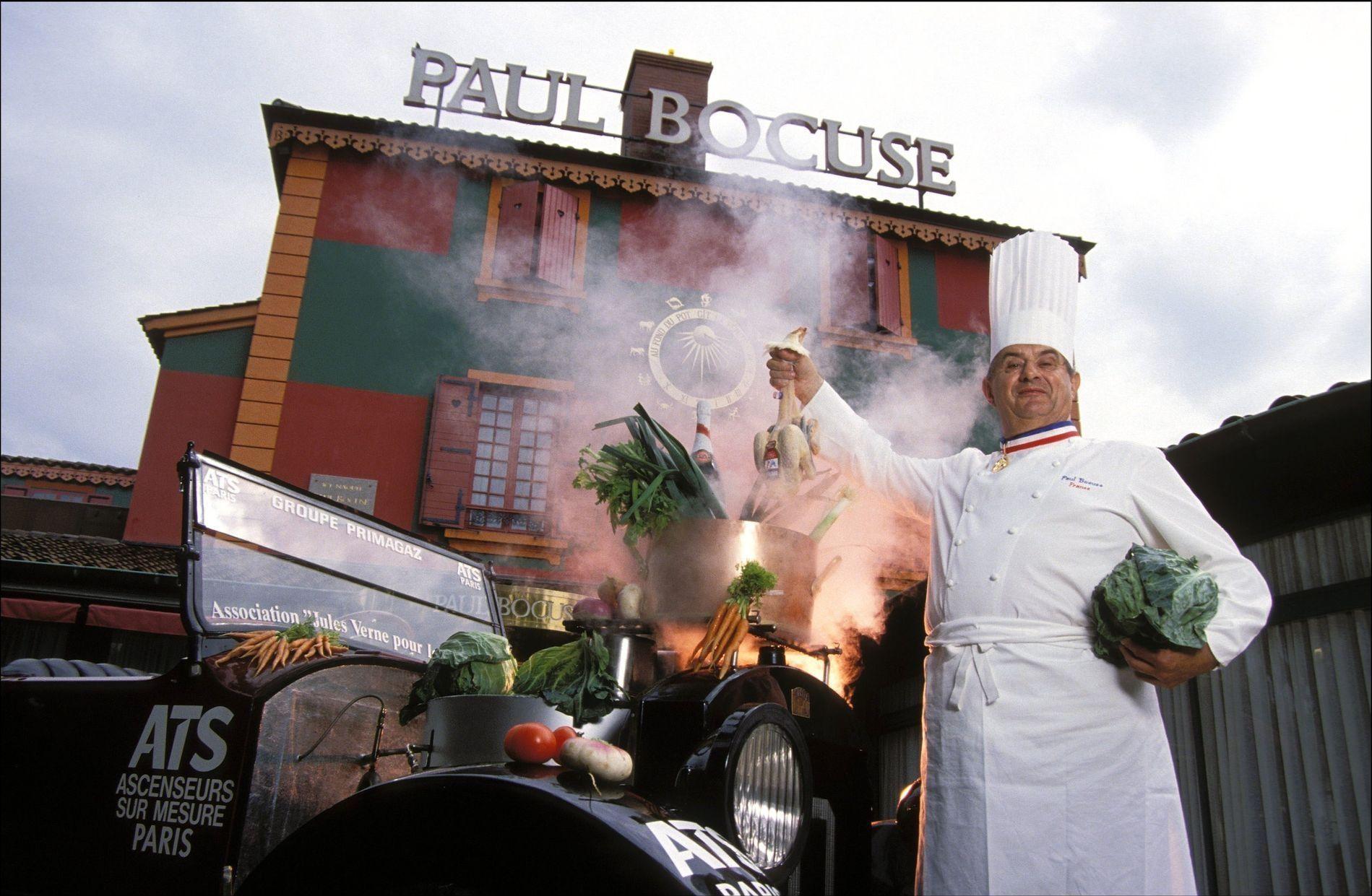 RESTAURANTEN: I Lyon i Frankrike ligger den berømte restauranten. Her døper Paul Bocuse en bil som i 1992 skulle ut på en jorden-rundt-tur. Foto: Nicolas Le Corre, Gamma-Rapho