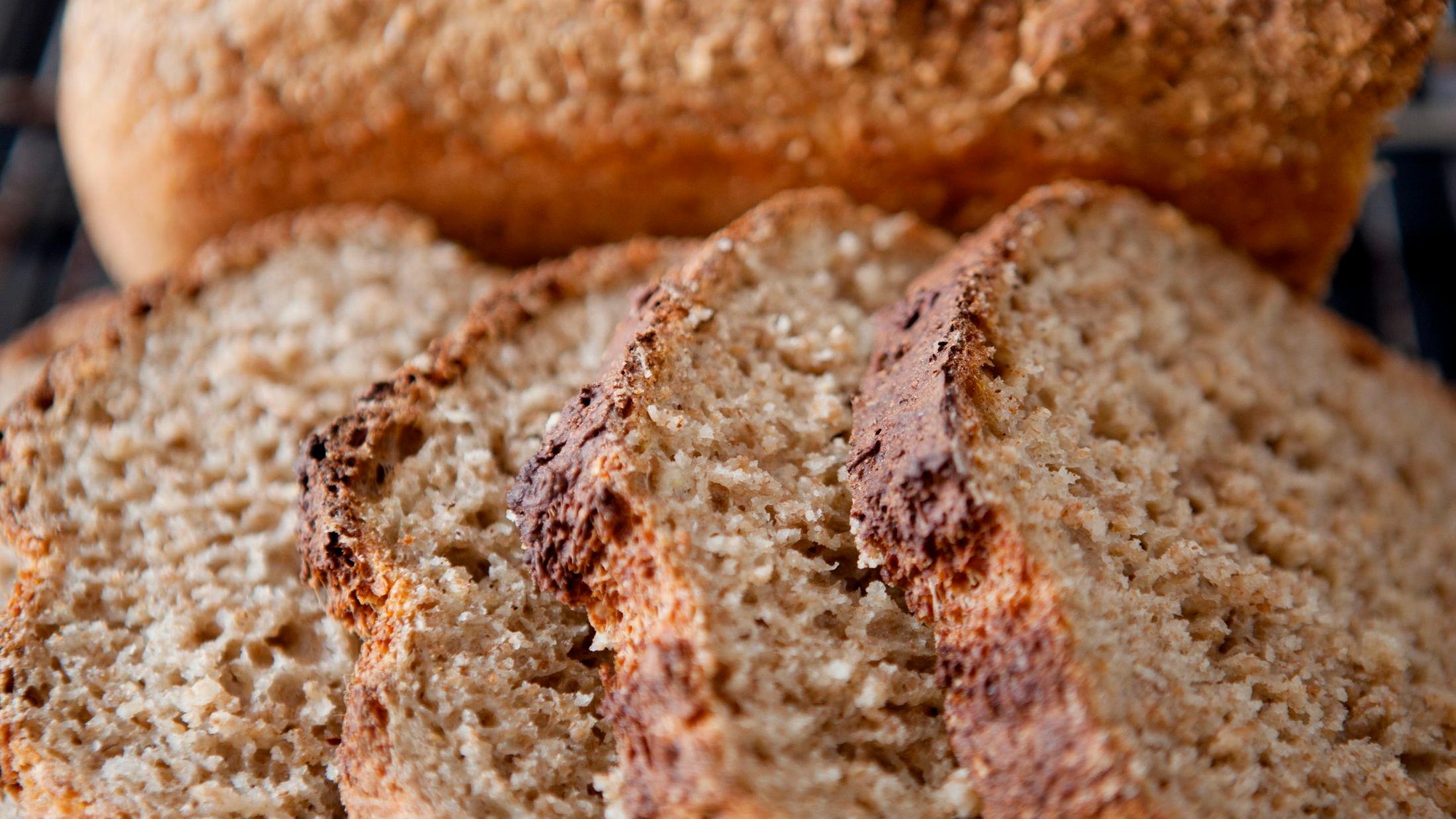 TATT PÅ FERSKEN: Med et par små grep holder brødmaten seg saftig og fersk lenger.