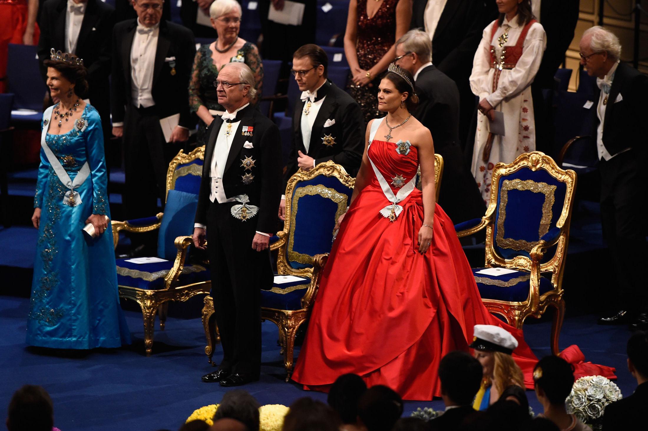 BALLKJOLE: Victoria gikk for en klassisk, rød ballkjole uten stropper under Nobel-arrangementet i Stockholm. Foto: Getty Images