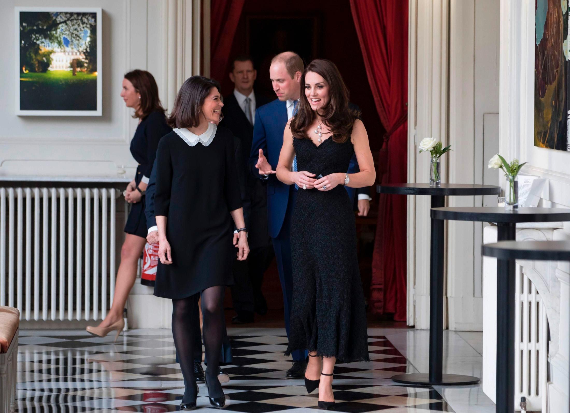 FRANSK VISITT: Prins William og hertuginne Kate besøkte den britiske ambassadøren Lord Ed Llewellyn (ikke med på bildet) og hans kone Anne Llewellyn. Foto: AFP