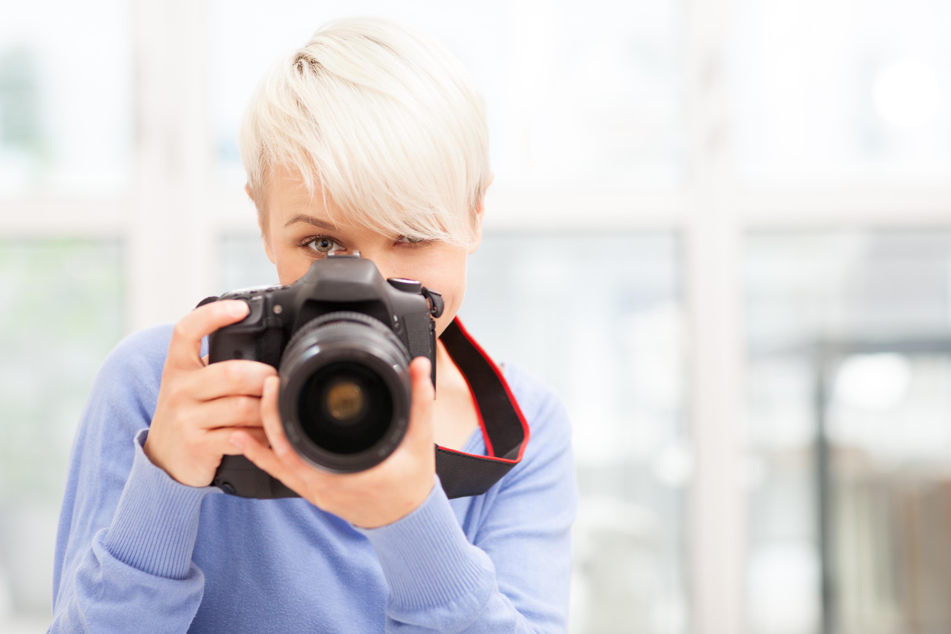 Slik holder du kameraet stabilt - desto mer om du bruker søkeren. .Foto: Shutterstock/Francesco83
