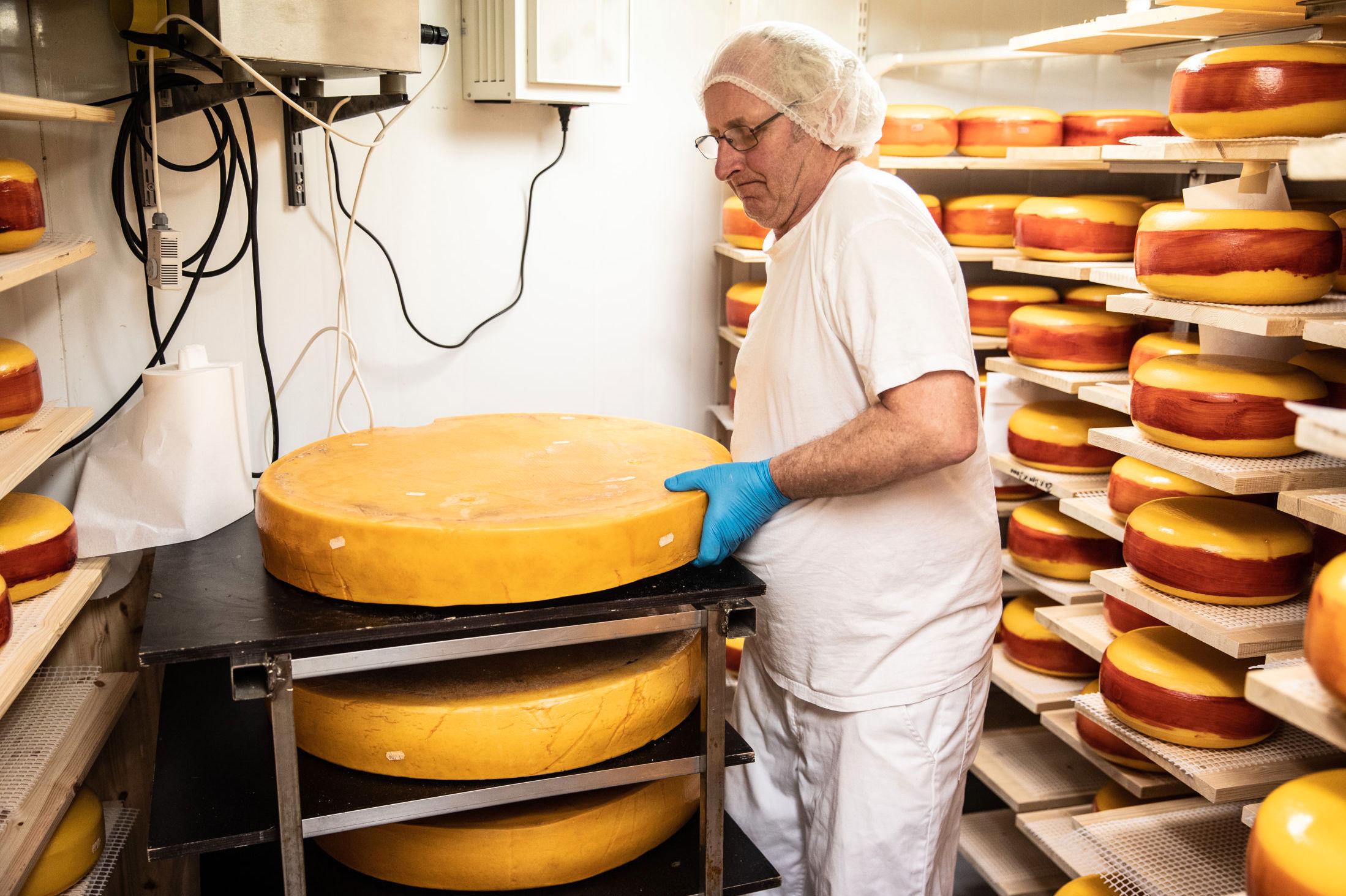 STORE: Det går med 600 liter melk i Jørn Hafslunds største oster. Foto: Hallgeir Vågenes/VG