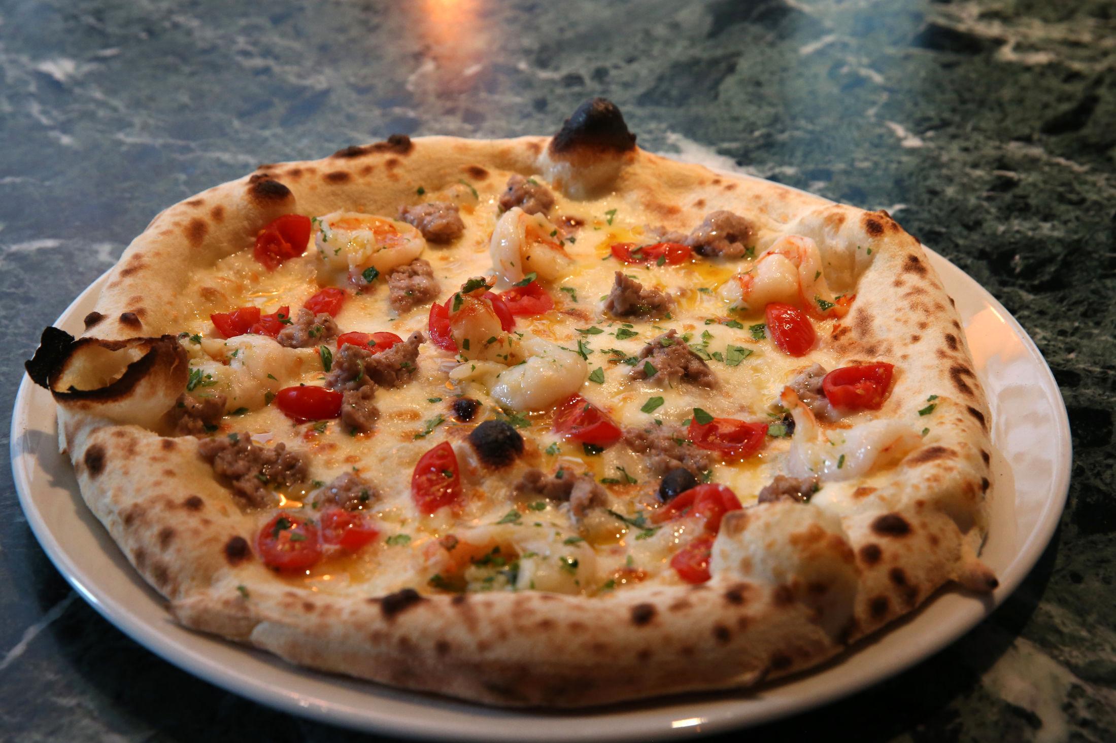 SMAKSBILDE: Pizzaen Mare e Monti var velsmakende, men hadde en litt understekt bunn da anmelderen besøkte stedet. Foto: Trond Solberg/VG