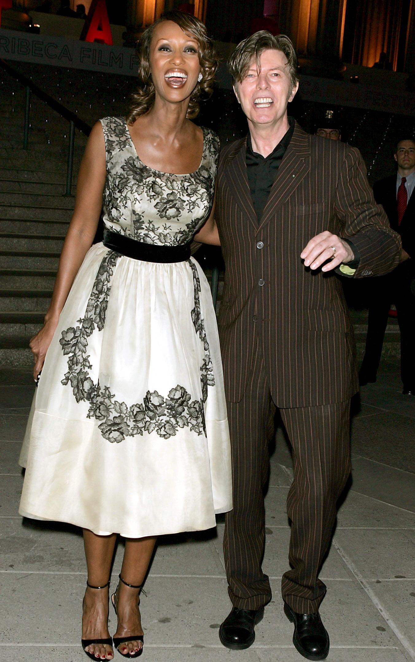 STRÅLENDE: David Bowie og Iman ankommer Vanity Fair-festen i 2005 med store smil. Foto: NTB Scanpix