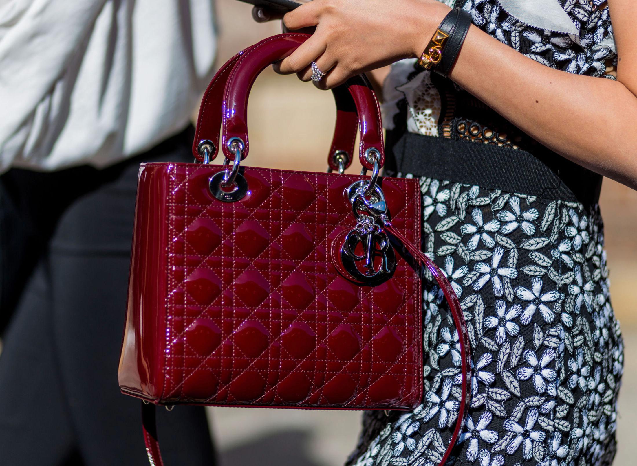 TIDLØS: Lady Dior-vesken kommer i flere ulike størrelser og farger. Foto: Getty Images