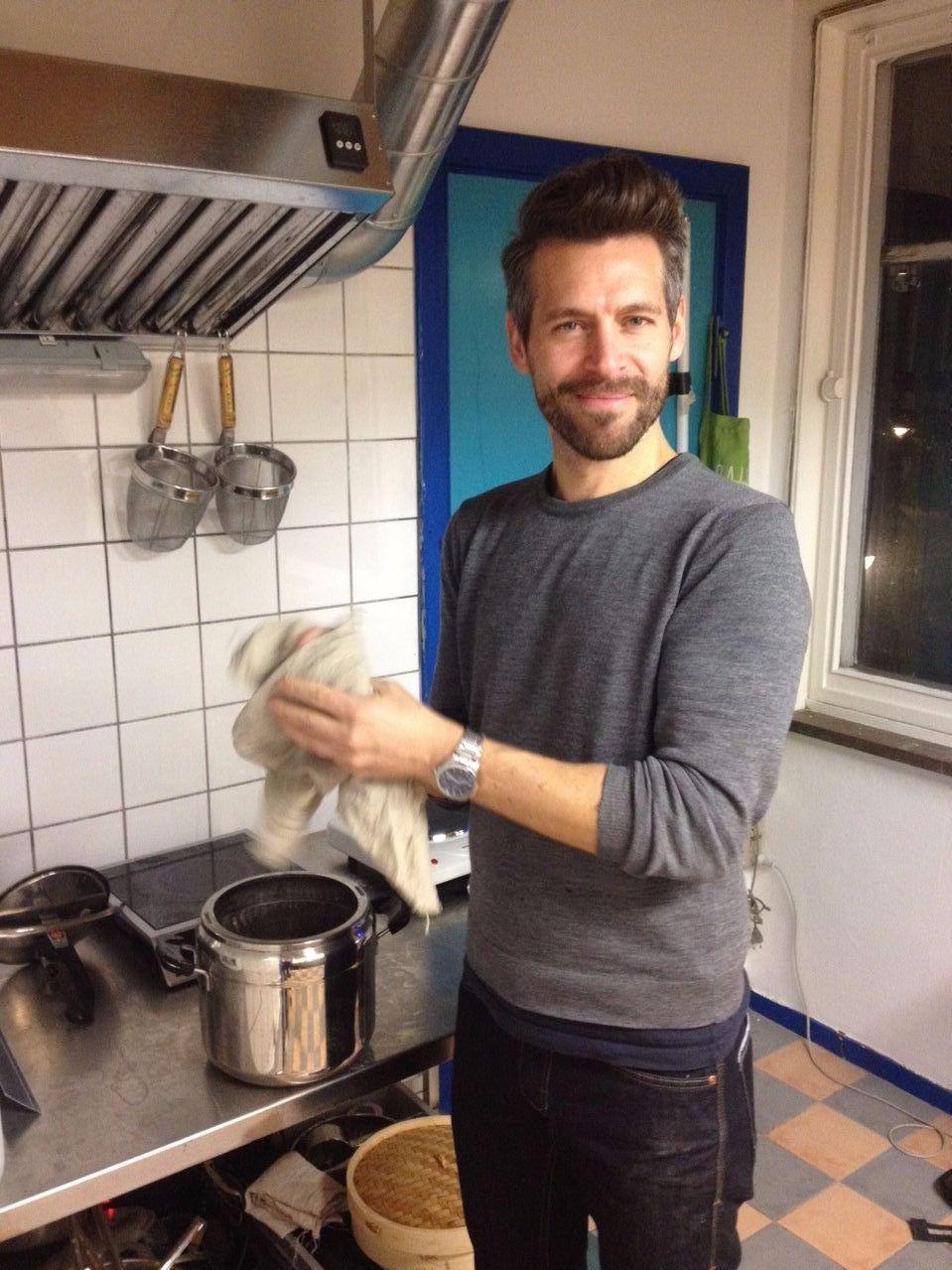 EN HØNE Å PLUKKE: David Quist kommer til Oslo for å lage hønseramen. Foto: Hrimnir Ramen