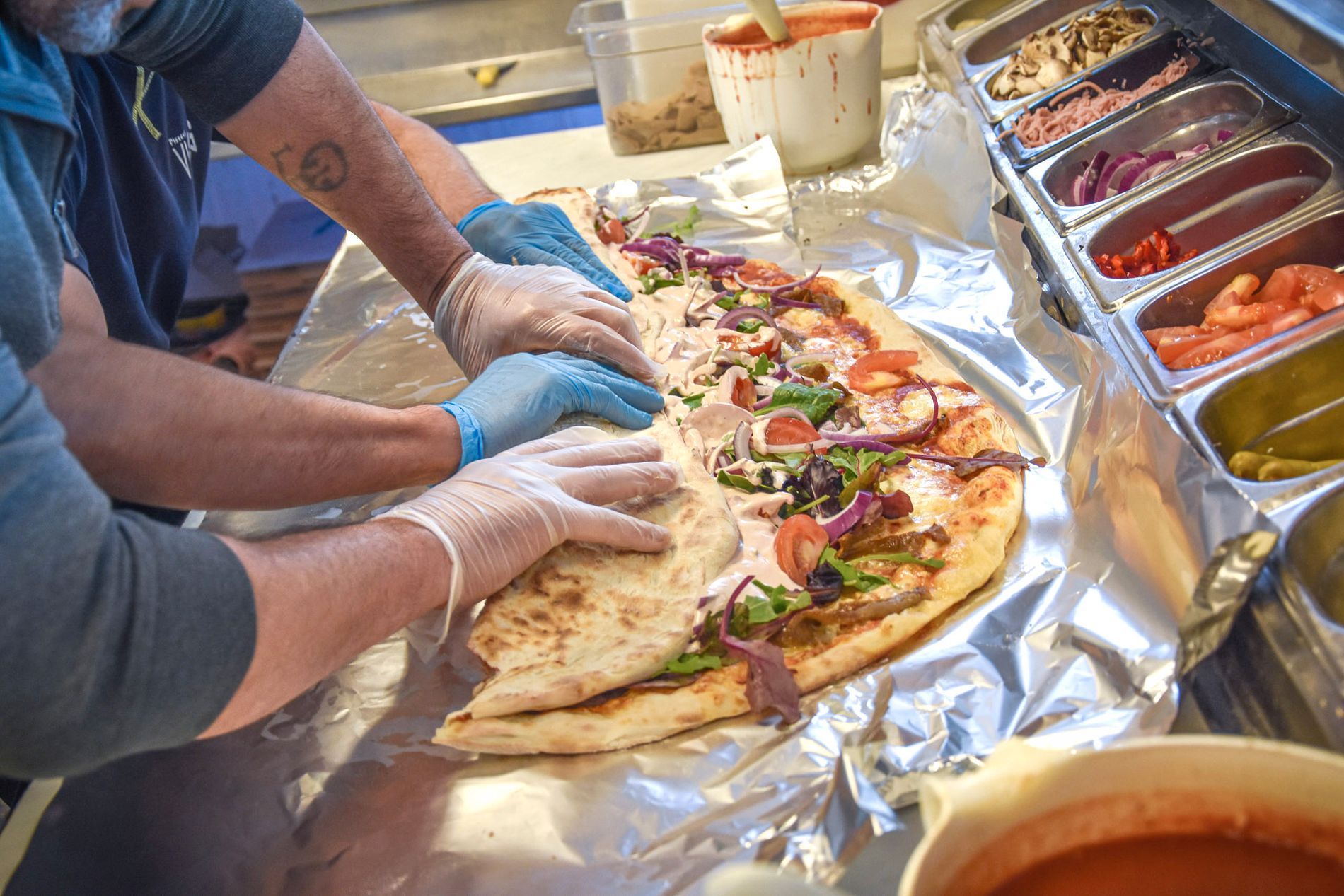 Salih utmanar med enorm kebab – stöttar föreningslivet