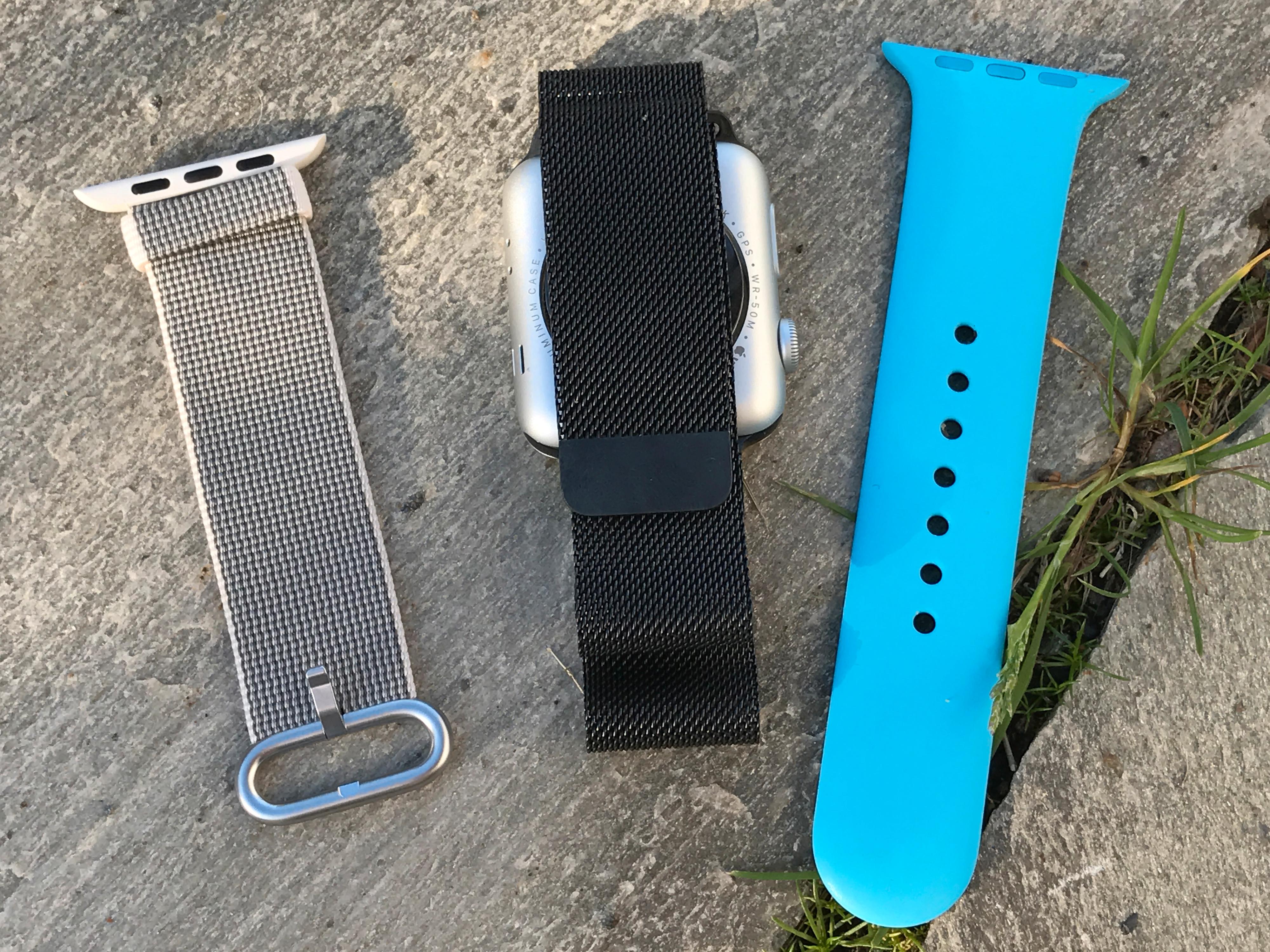 Det finnes en rekke reimvalg til Apple Watch-modellene etter hvert. Til høyre er ett av sportsbåndene i polyuretan, og til venstre er stoffvarianten som følger med sportsutgaven. I midten er den mer påkostede, og kostbare, Milanese Loop.