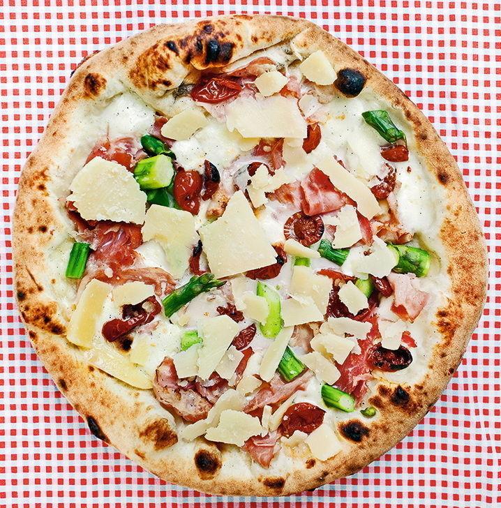 SNEHVIT: Det går fint an å servere pizza uten tomatsaus; her en variant med asparges, skinke og pesto. Foto: Agnete Brun/CappelenDamm