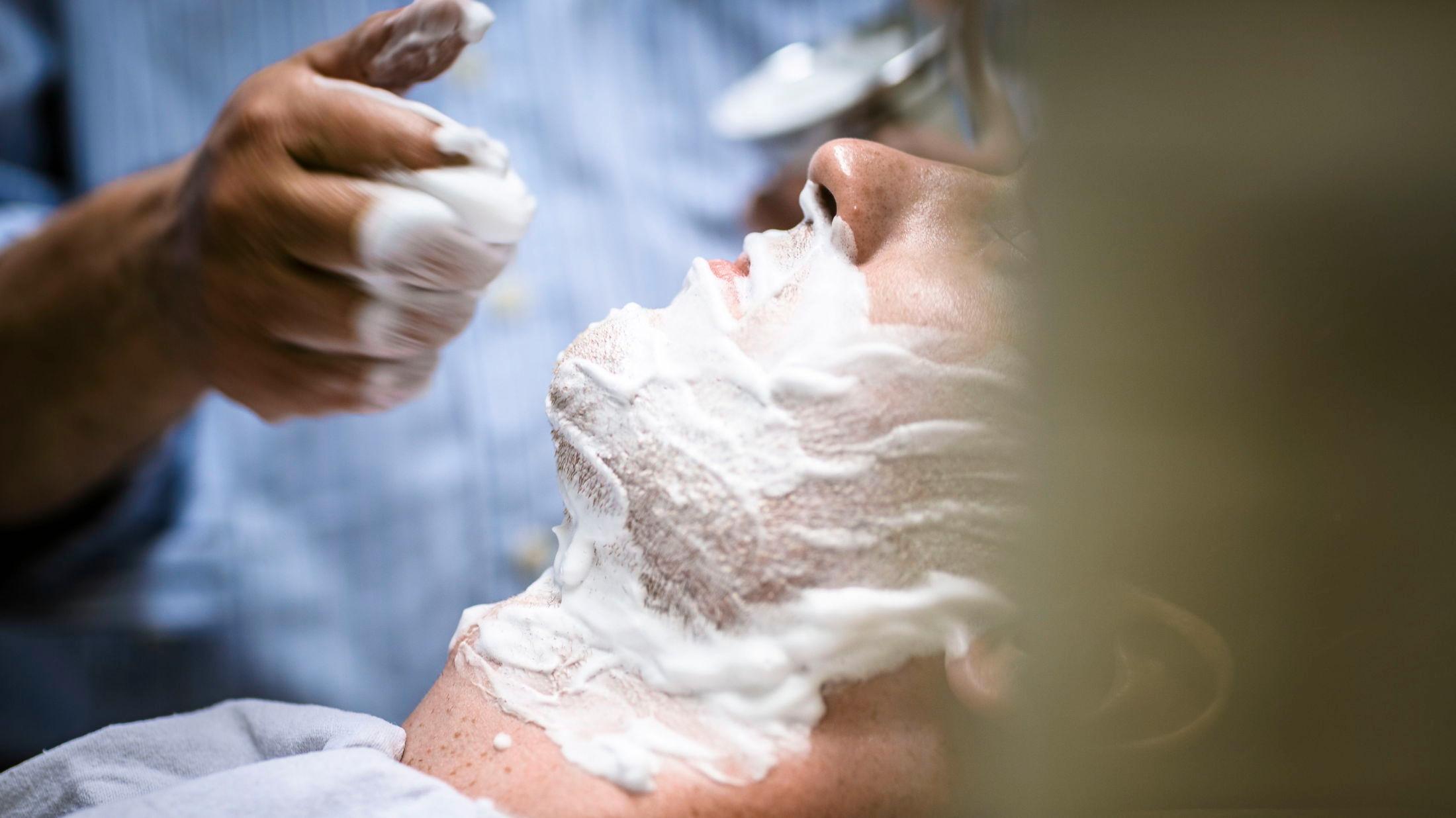 PÅ GAMLEMÅTEN: Skjeggpleie er viktig for å unngå kløe og irritert hud. Her tester MinMotes journalist barbering på gamlemåten.