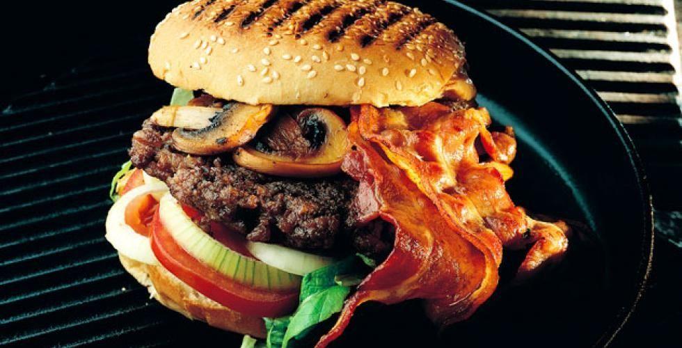 Disk opp med en skikkelig superhamburger med bacon og sopp. (Foto: Opplysningskontoret for egg og kjøtt/Kai Nordrum.)