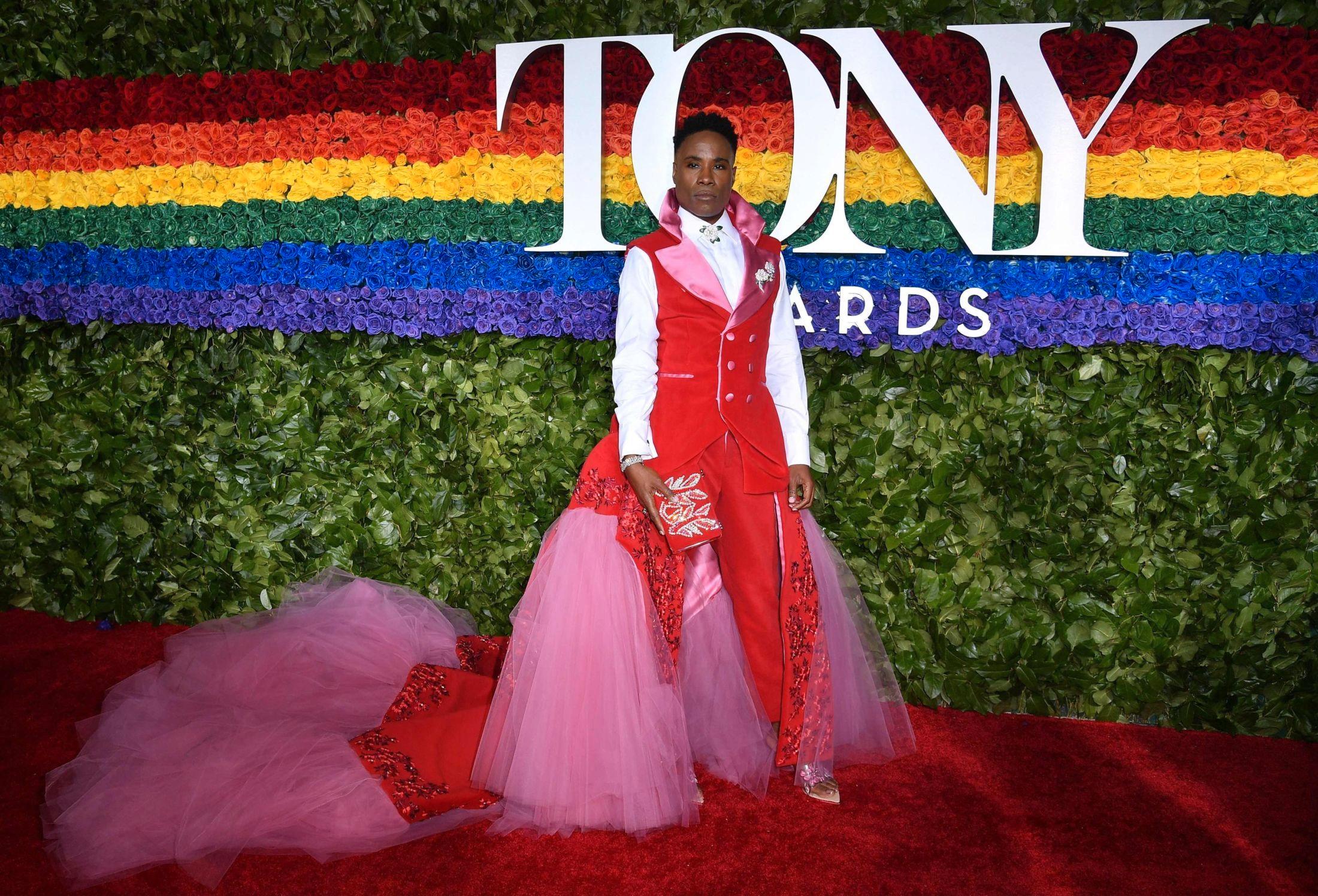TYLL: Porter i en dress med slep av tyll på Tony Awards. Foto: Angela Weiss / AFP