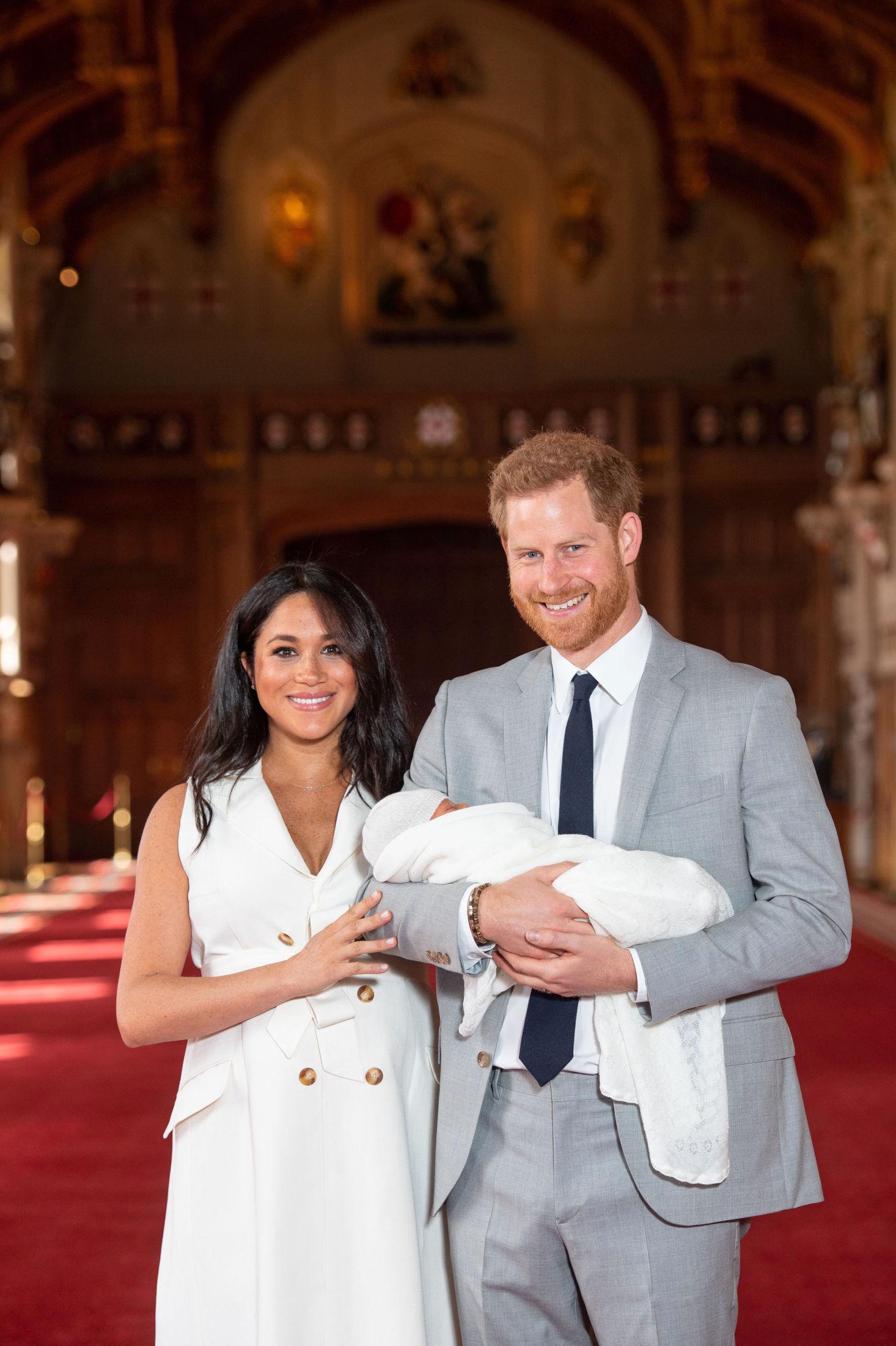 STRÅLTE: Hertuginne Meghan sammen med sin lille familie – hertug Harry og sønnen som har fått kallenavnet «baby sussex». Foto: Pa Photos