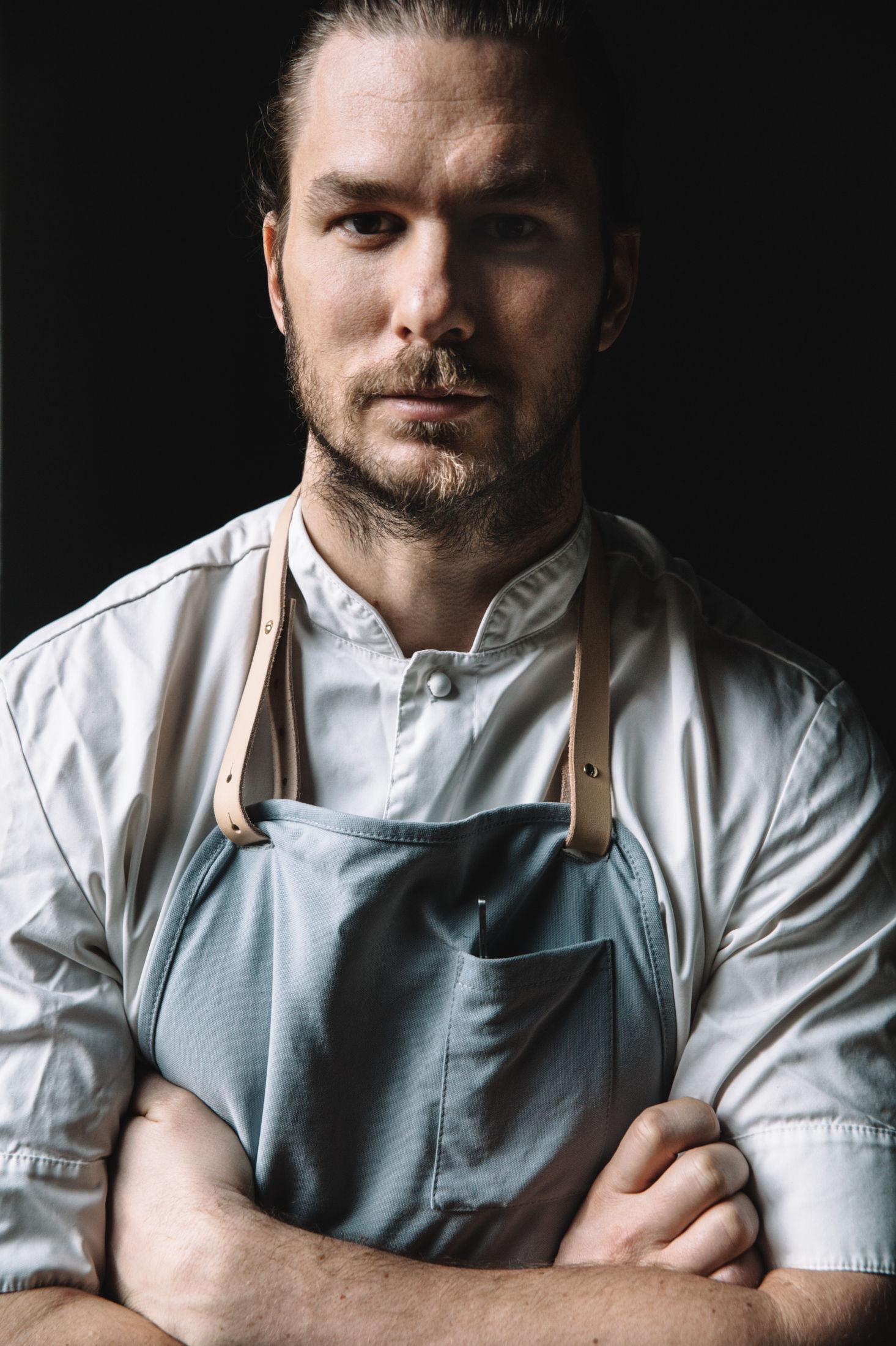 TOPPKOKK: Mikael Svensson er kjøkkensjef ved Restaurant Kontrast, og er blant dem som serverer Mangalitsagris. Foto: Gitte Paulsbo