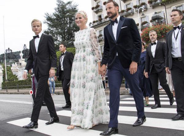 FESTKJOLE: Marius Borg Høyby, kronprinsesse Mette-Marit og kronprins Haakon i bryllup Monaco. Foto: Getty Images
