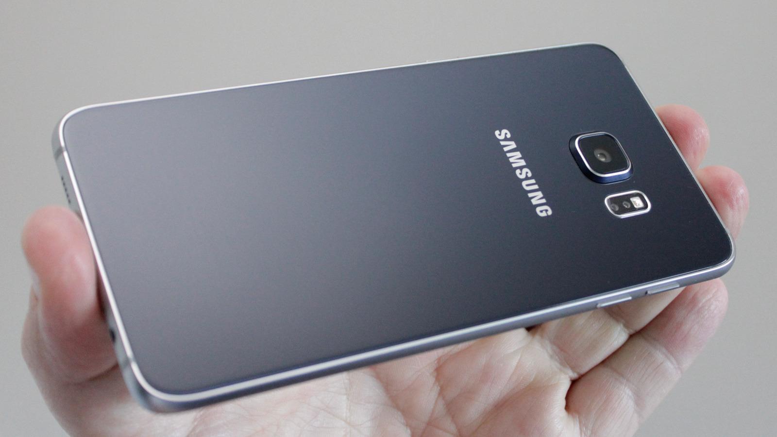 Slik ser baksiden på Samsung Galaxy Edge+ ut. Foto: Espen Irwing Swang, Tek.no