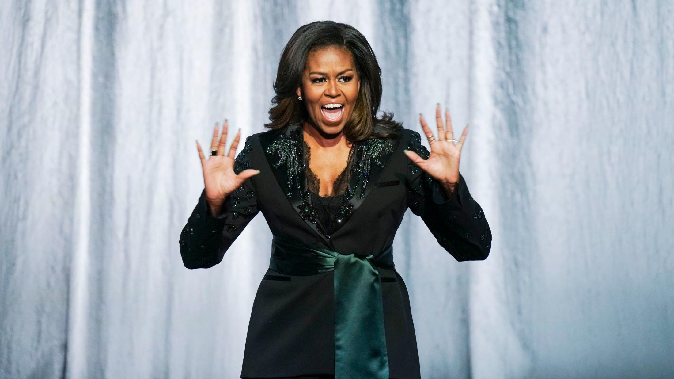 HEIER PÅ LOKALE DESIGNERE: Michelle Obama har brukt skandinavisk design på sin bokturné. Her her hun på scenen i Oslo ikledd norsk design. Foto: Heiko Junge / NTB scanpix