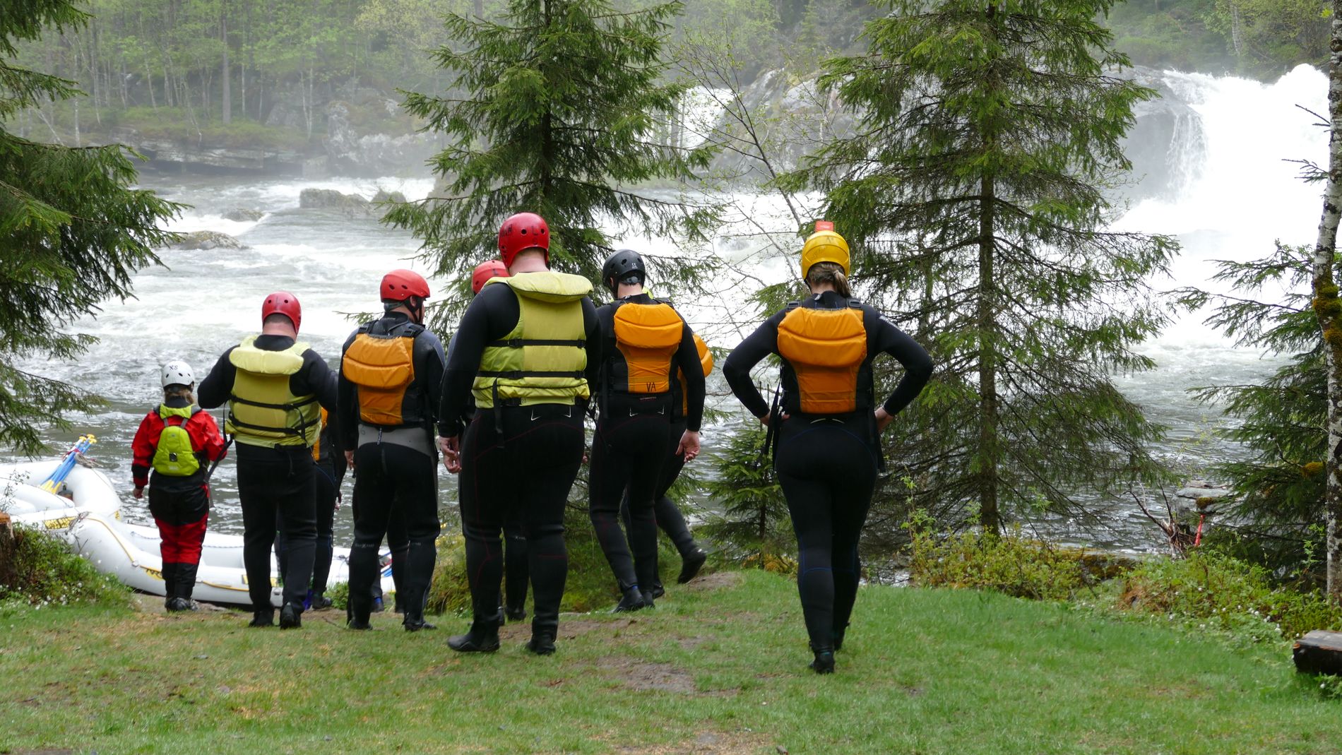 UTSTYRET I ORDEN: Hele mannskapet er iført våtdrakter, hjelmer og redningsvester som sikrer elvenedfarten. 