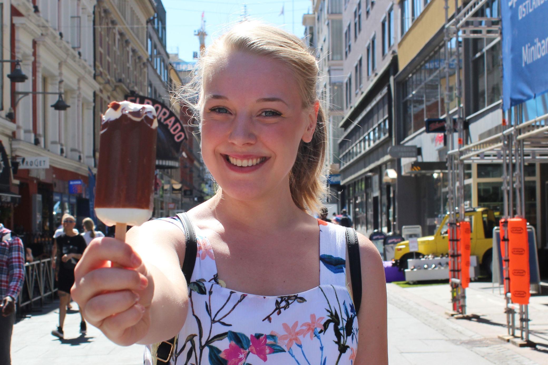 AVKJØLENDE: Ida Karoline Kristensen nyter en Sol-is i sommervarmen. Foto: Godt