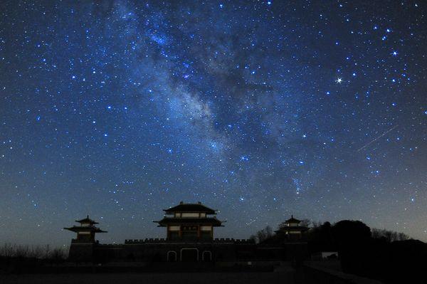 "The Great Wall at Night" av Xiaohua