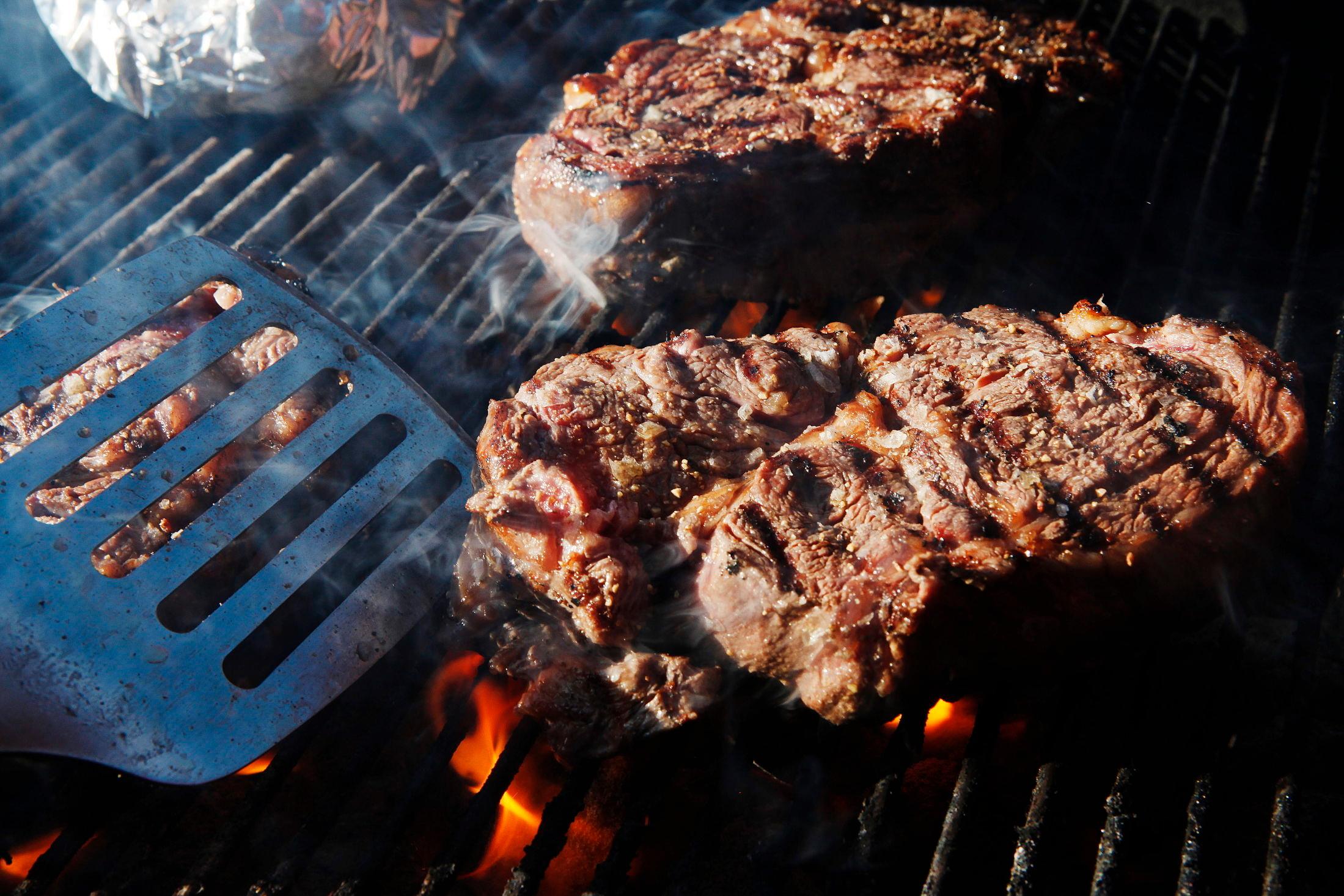 SAFTIG BIFF: Entrecote eller andre kjøttstykker blir jevnere stekt om du snur de ofte. Foto: Magnar Kirknes / VG