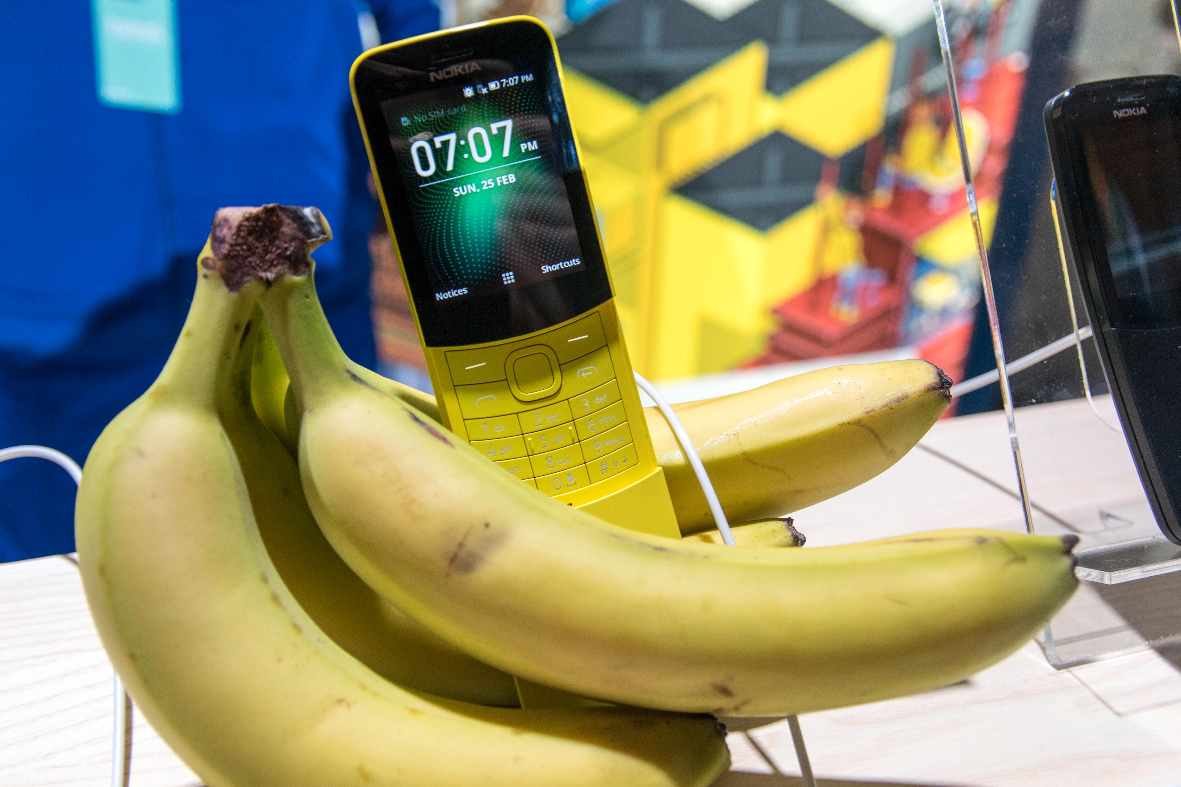 Bananer i lange baner. Vi måtte selvsagt ta vårt eget bananbilde med Nokia 8110.