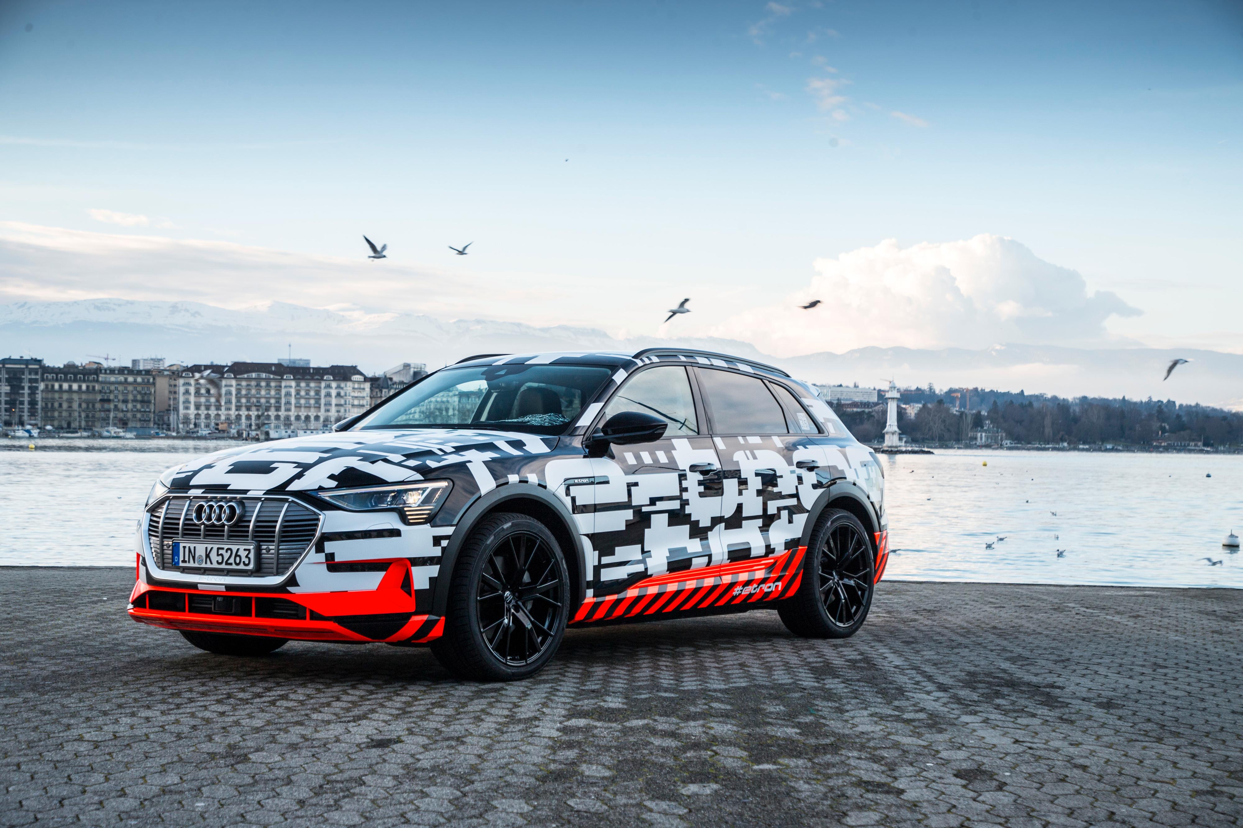 Audi e-tron quattro lanseres endelig i slutten av august. Her i kamuflasje i Geneve tidligere i år.