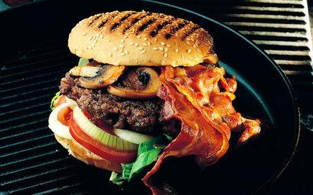 Hamburger er skikkelig kampmat -her servert med bacon og chilipoteter. (Foto: Opplysningskontoret for egg og kjøtt/Kai Nordrum.)