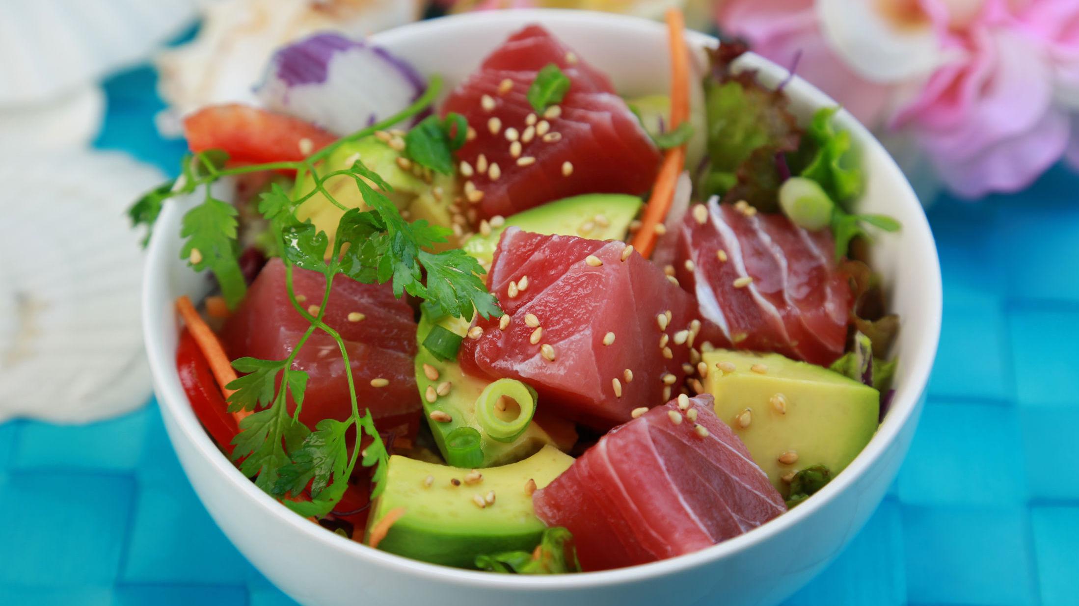 SMAK AV HAWAII: Poke er rå fisk som serveres i en bolle med ris - og gjerne avokado og makadamianøtter. Foto: Shutterstock.
