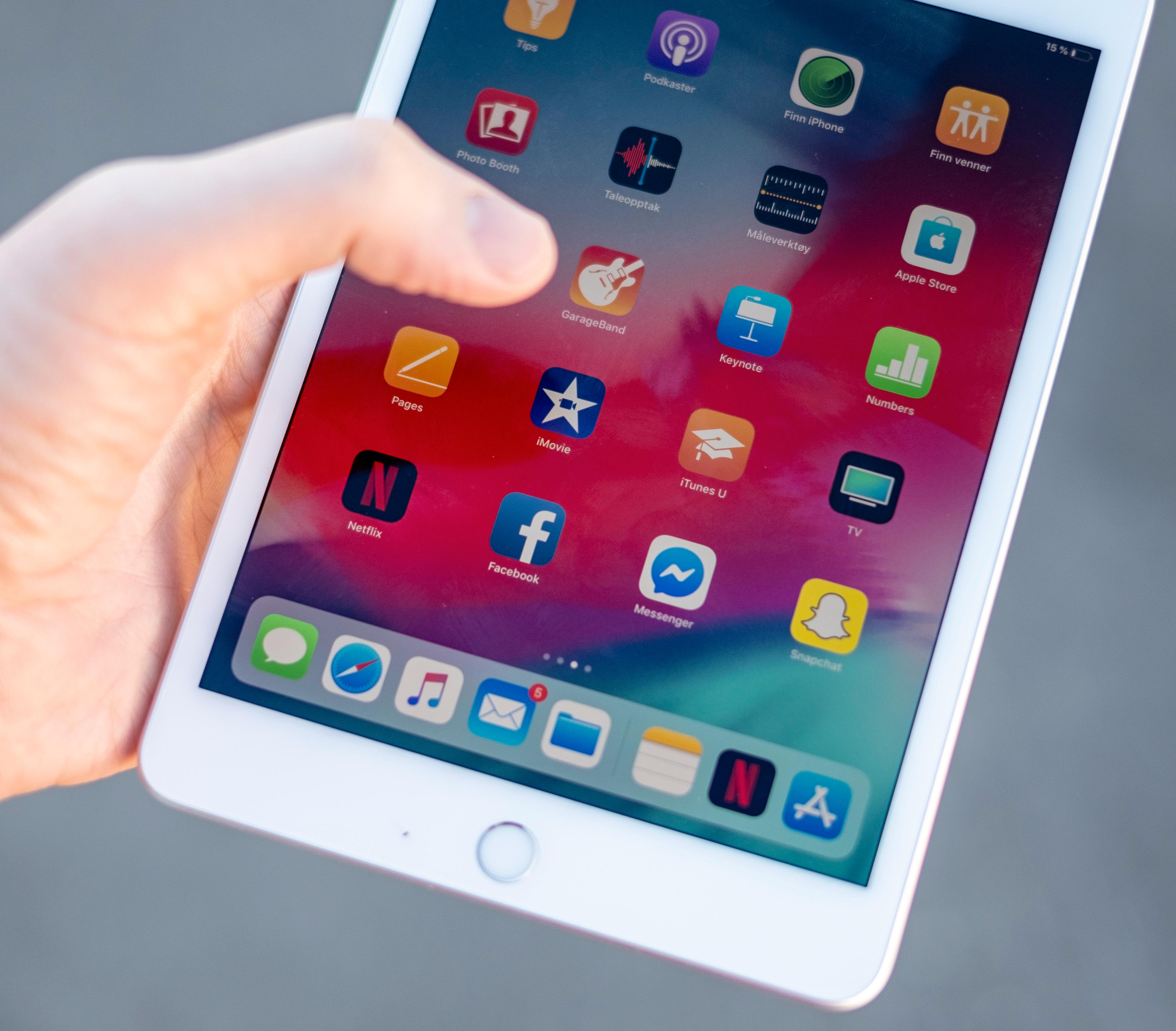 Å betjene iPad Mini er omtrent som å bruke en veldig stor mobil. I noen situasjoner kan du klare deg med én hånd.