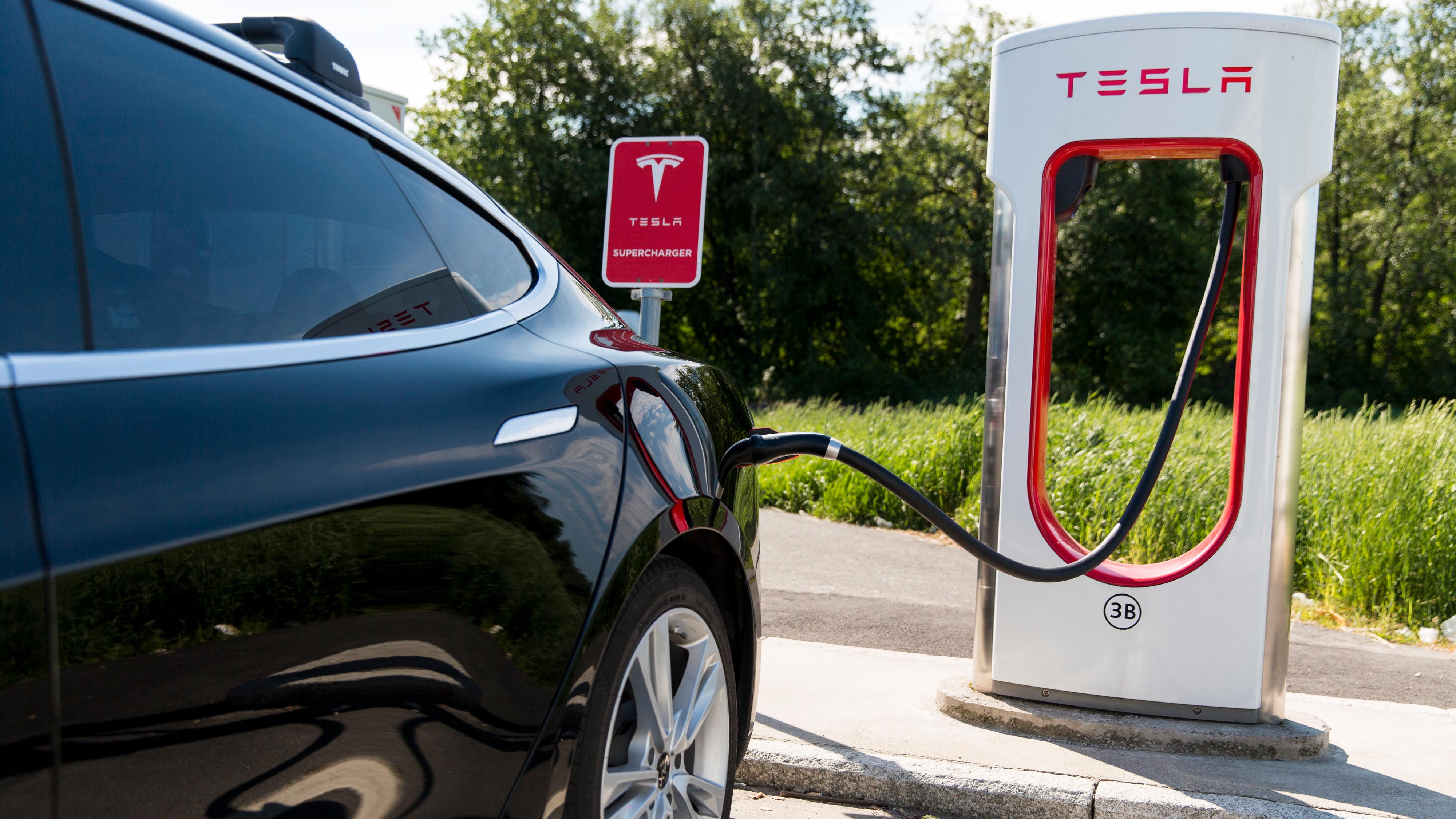 Tesla tester hvilken effekt det har å halvere Supercharger-prisen på enkelte dager for å spre ferieutfarten utover. 
