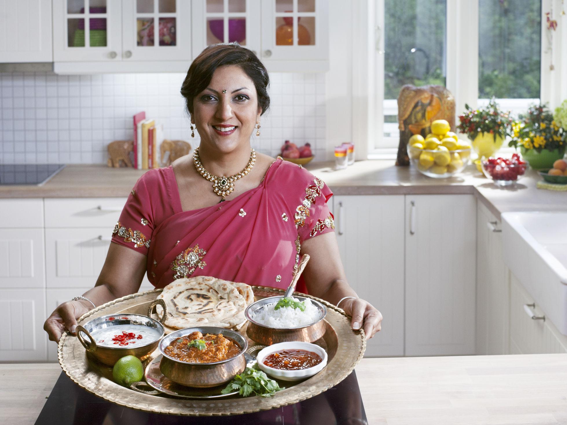 INDISK LEVEBRØD: Sarita Sehjpal har indisk mat som både levebrød og lidenskap. Kokken håper at flere nordmenn vil tørre å lage mer indisk mat hjemme med hennes enkle oppskrifter. Foto: Saritas.no