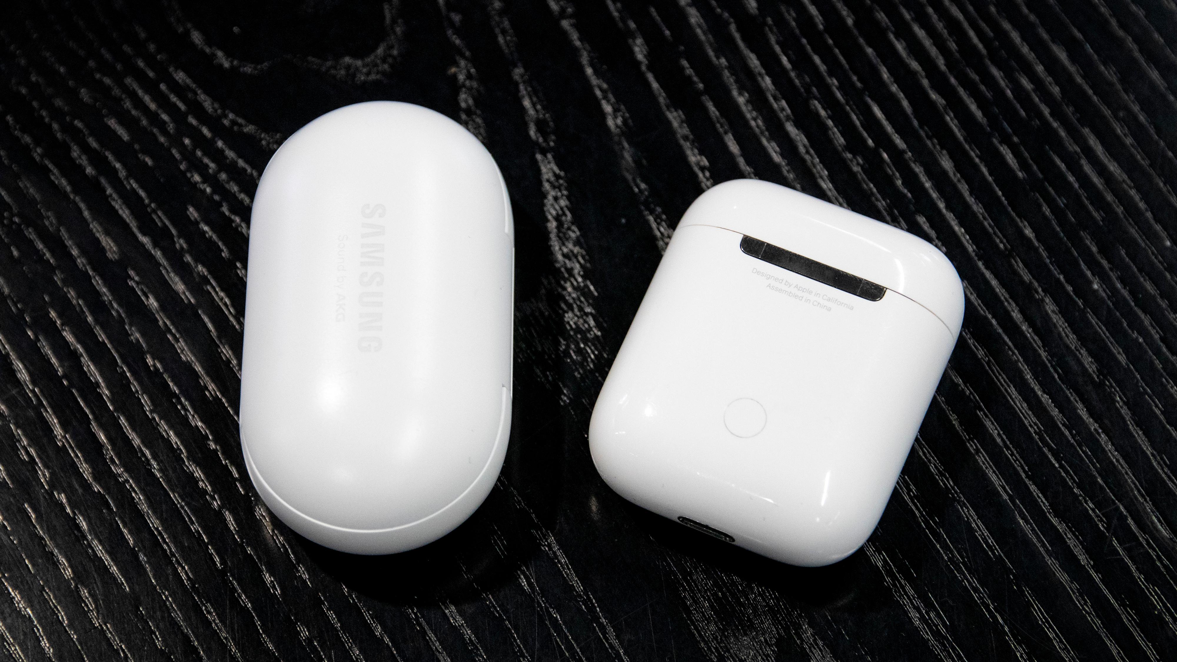 Airpods-etuiet sammen med Samsung Galaxy Buds. Begge er små, men Apples etui har en litt mer praktisk form.